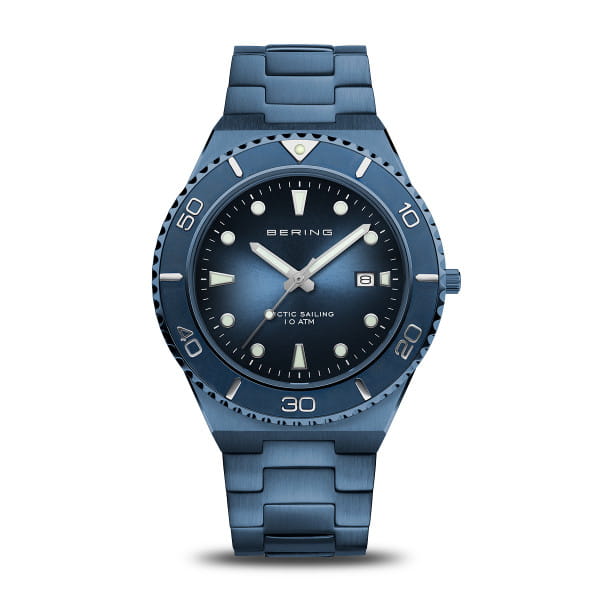  Sportief, opvallend, functioneel: de nieuwe ARCTIC SAILING horlogemodellen van BERING zijn met hun iconische look bestand tegen weer en wind.  Een eerbetoon aan de grote ontdekkingsreiziger Vitus Bering - dat is de ARCTIC SAILING horloge- en juwelencollectie met zijn heldere, eenvoudige ontwerpen. Het nieuwste model in de serie maakt een modestatement: de wereld is er om verkend te worden.   Een supervlakke kast en een brede schakelband van robuust, geborsteld roestvrij staal, de bezel en de verlichte wijzers en indexen geven dit horloge een krachtige, sportieve uitstraling.   Een nobel detail is de Sunray wijzerplaat met datumaanduiding, die in het daglicht glinstert als de zon op Arctisch ijs. Het nieuwe BERING herenhorloge is verkrijgbaar in vier kleurvarianten.   Krasbestendig saffierglas en een IP-coating maken het model extreem bestendig. Hij is waterbestendig en functioneert betrouwbaar tot een druk van 10 ATM. Een ideale metgezel zowel op zee als op het land. 