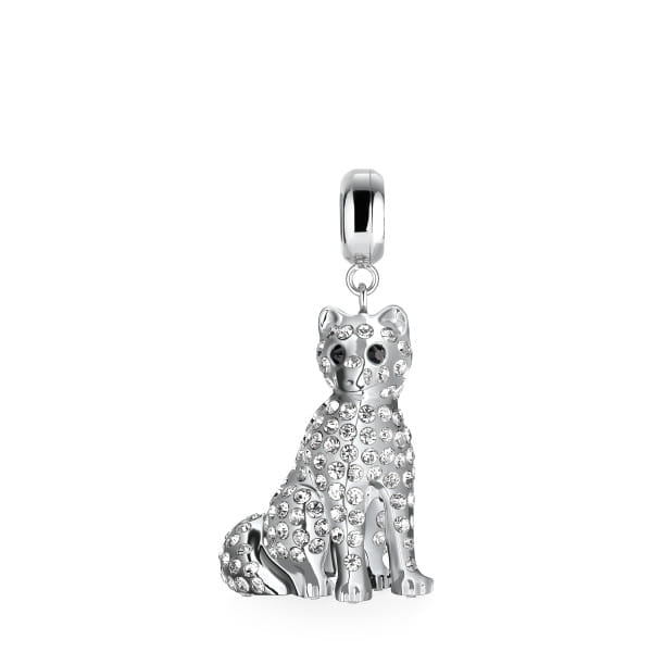  Een poolvos met een rustige blik  Deze charm uit de BERING &ldquo;Pooldieren&rdquo; collectie is een ode aan de sierlijke en mysterieuze poolvos &ndash; symbool van aanpassingsvermogen en innerlijke kracht. De zilverkleurige figuur is gedetailleerd afgewerkt en bezet met fonkelende witte kristallen die doen denken aan rijp op wintervacht.  Gemaakt van roestvrij staal en kristalglas, met een diameter van 18,6 mm. Perfect voor armbanden of kettingen. Voor wie houdt van ingetogen schoonheid met betekenis.  Noordse elegantie met een wilde ziel. 