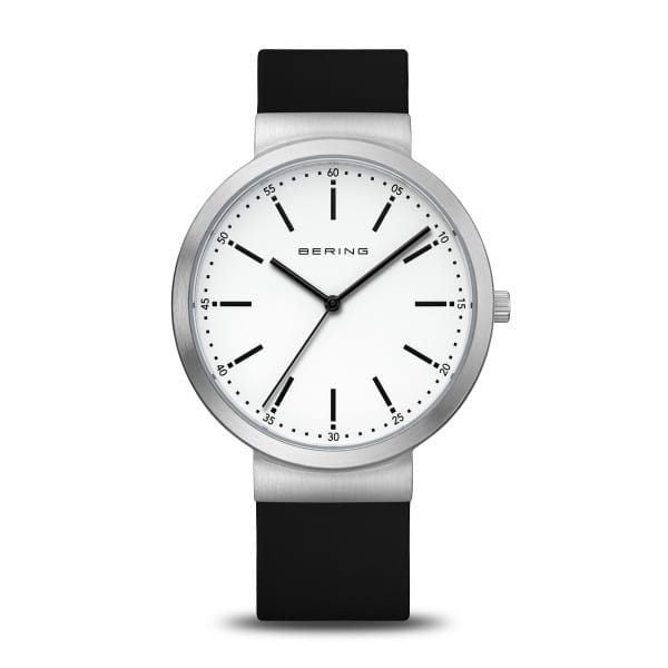  Klassiek, puristisch en toch spannend. Perfect stijlvol samen met contemporain  minimalisme. De CLASSIC-COLLECTIE is geïnspireerd op Deens design en staat voor unieke horloges die je dagelijkse stijl perfect accentueren.    Zeer hard kristalhelder en krasvast saffierglas zorgt dat de prachtige wijzerplaat duidelijk zichtbaar is. 