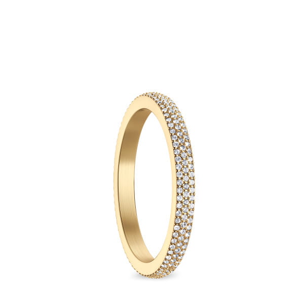  Een slanke en elegante ring van goudkleurig roestvrij staal, versierd met drie rijen fonkelende witte kristallen. Het verfijnde pav&eacute;-ontwerp geeft de ring een luxueuze uitstraling en zorgt voor een subtiele maar opvallende glans aan de vinger.  Dankzij het tijdloze ontwerp is de ring perfect om solo te dragen of te combineren met andere sieraden &ndash; ideaal voor dagelijks gebruik en bijzondere gelegenheden. Onderdeel van de stijlvolle Arctic Pav&eacute; collectie. 