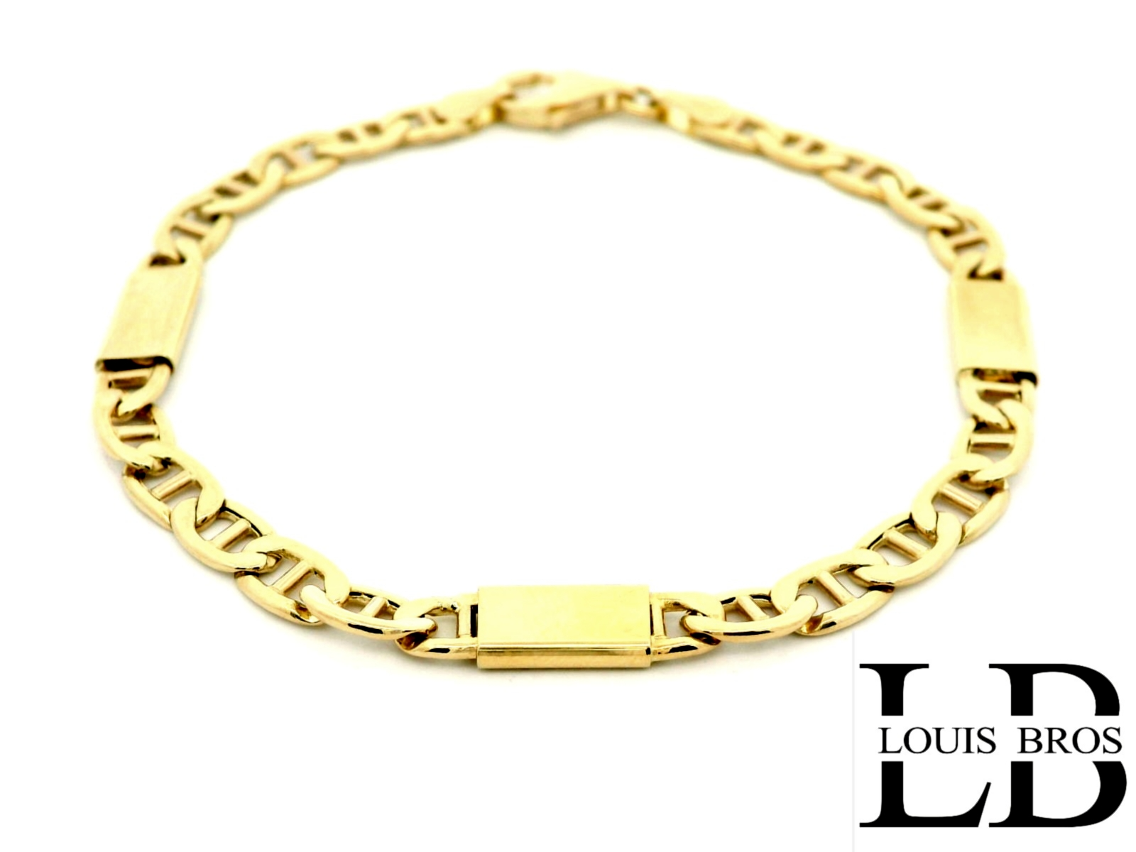 Deze elegante geelgouden armband is vervaardigd uit 14 karaat goud (5.58 gr) en straalt pure klasse en verfijning uit. Met zijn tijdloze ontwerp is deze armband een blijvend sieraad dat moeiteloos elke outfit complementeert – van casual tot chic.

De subtiele glans van het geelgoud geeft de armband een warme uitstraling, terwijl de stevige afwerking zorgt voor duurzaamheid en dagelijks draagcomfort. Een perfecte keuze voor wie houdt van klassieke schoonheid met een moderne touch.

Of je nu op zoek bent naar een waardevol cadeau of een sieraad dat je jarenlang met trots kunt dragen, deze 14 karaat geelgouden armband is een stijlvolle toevoeging aan elke sieradencollectie.