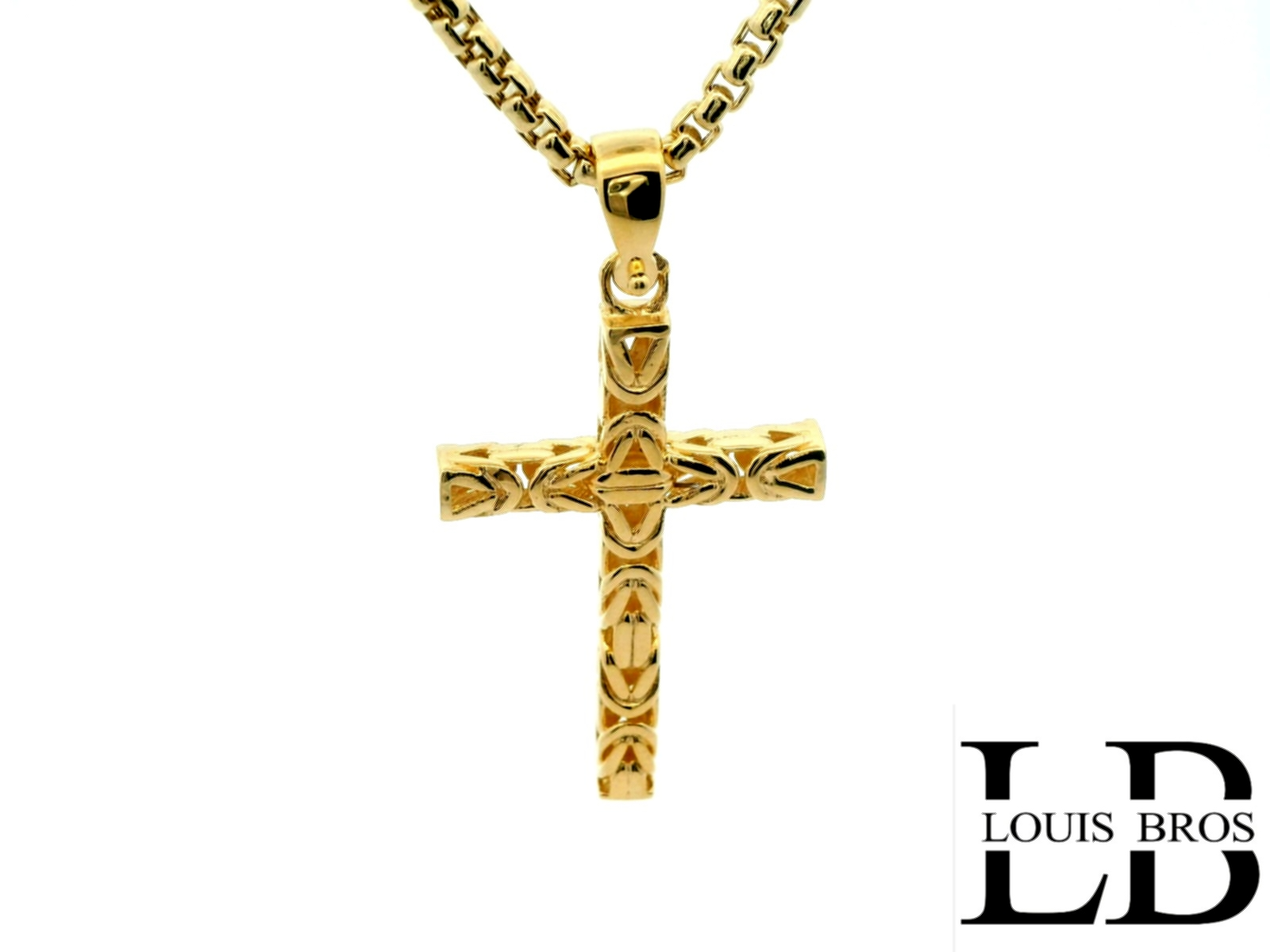 Deze prachtige kruishanger is vervaardigd uit hoogwaardig 14 karaat geelgoud (3.18 gr) en straalt een krachtige combinatie van geloof, vakmanschap en stijl uit. Het ontwerp is verfijnd afgewerkt met een gedetailleerde gravure, wat het sieraad een unieke en karaktervolle uitstraling geeft.

De warme glans van het geelgoud benadrukt de diepte van het reliëf, terwijl de robuuste vorm symbool staat voor kracht en spiritualiteit. Dankzij het tijdloze design is deze hanger geschikt voor zowel dagelijks gebruik als voor bijzondere gelegenheden.

Perfect te dragen aan een fijne of stevige ketting – deze kruis hanger van Louis Bros is een betekenisvol en stijlvol sieraad voor elke gelegenheid.