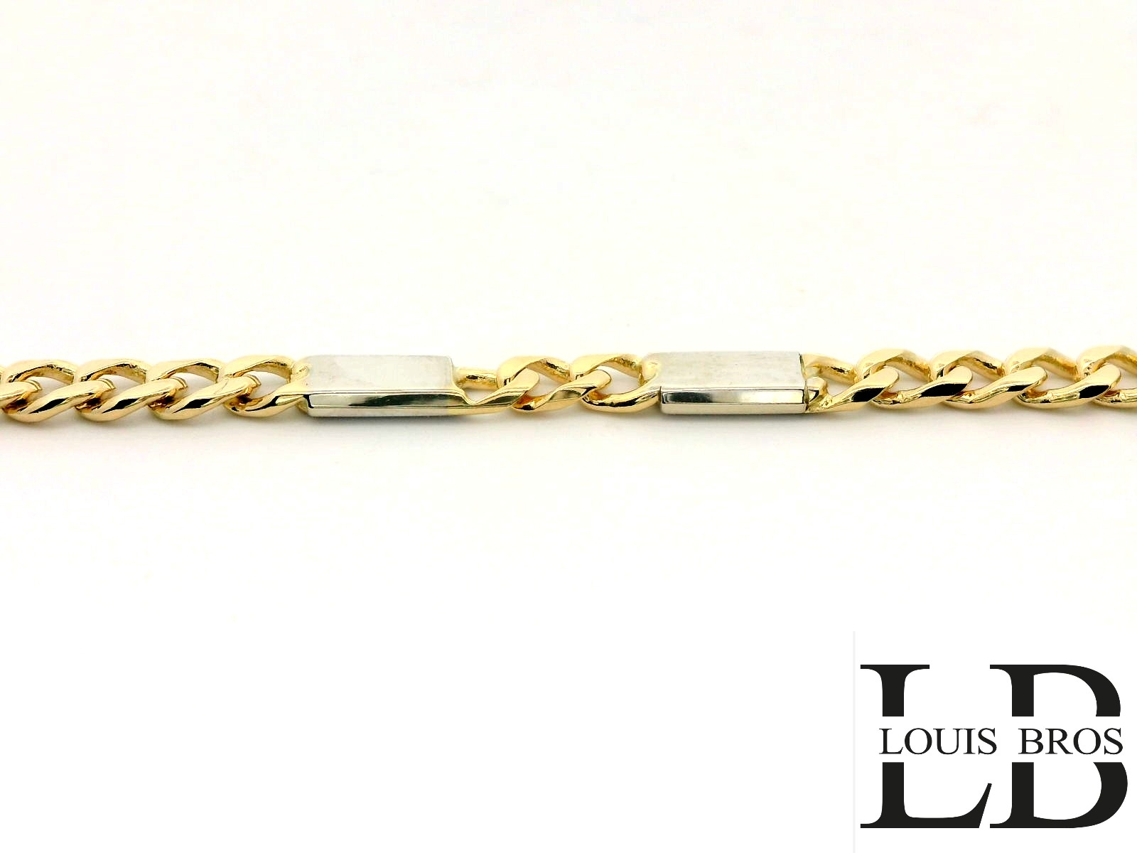 Dit verfijnde collier is een harmonieus samenspel van geel- en witgoud, vervaardigd uit 14 karaat goud (14.54 gr). De stijlvolle bicolor schakels geven het sieraad een eigentijdse en tegelijkertijd tijdloze uitstraling – perfect voor elke gelegenheid, van dagelijks gebruik tot formele evenementen.

De zorgvuldig afgewerkte schakels stralen klasse en vakmanschap uit, terwijl het subtiele contrast tussen geel- en witgoud zorgt voor een moderne, veelzijdige look. Het collier draagt comfortabel en vormt een prachtige aanvulling op elke sieradencollectie.

Een elegant en duurzaam juweel dat generaties lang mee kan – een perfecte keuze voor wie houdt van stijl met een blijvende waarde.
Verkrijgbaar vanaf 40 cm.

