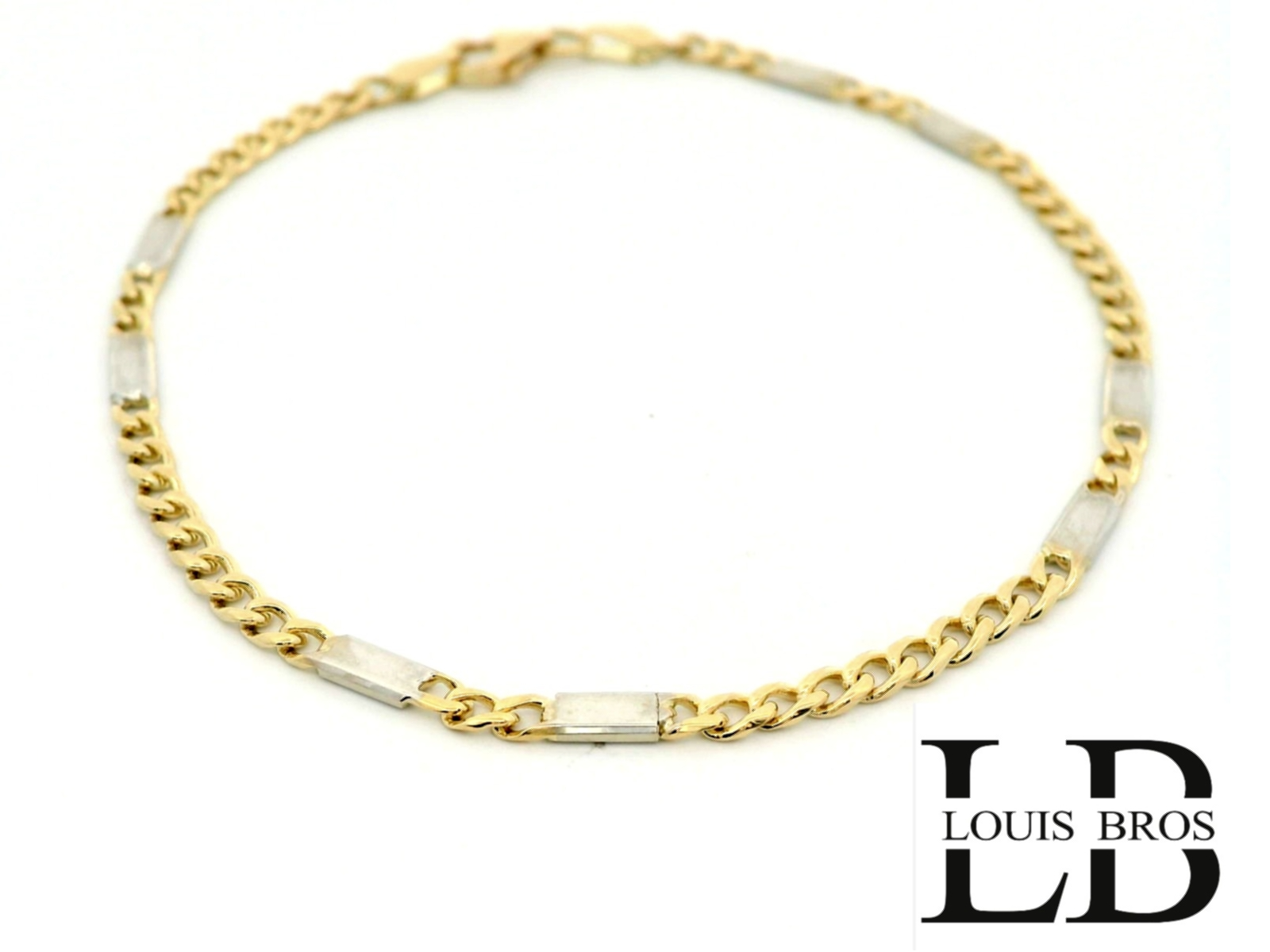 Deze stijlvolle armband is vervaardigd uit 14 karaat bicolor goud (5.04 gr) en combineert de warme glans van geelgoud met de verfijnde helderheid van witgoud. De tijdloze schakels zorgen voor een elegante, klassieke uitstraling die moeiteloos past bij elke outfit en gelegenheid.

Dankzij het doordachte ontwerp en de hoogwaardige afwerking is deze armband niet alleen een lust voor het oog, maar ook comfortabel om dagelijks te dragen. De afwisseling van gouden tinten geeft het sieraad een moderne twist, zonder in te leveren op zijn tijdloze karakter.

Een veelzijdig en duurzaam sieraad dat jarenlang meegaat – perfect als stijlvol cadeau of als waardevolle toevoeging aan je eigen collectie.