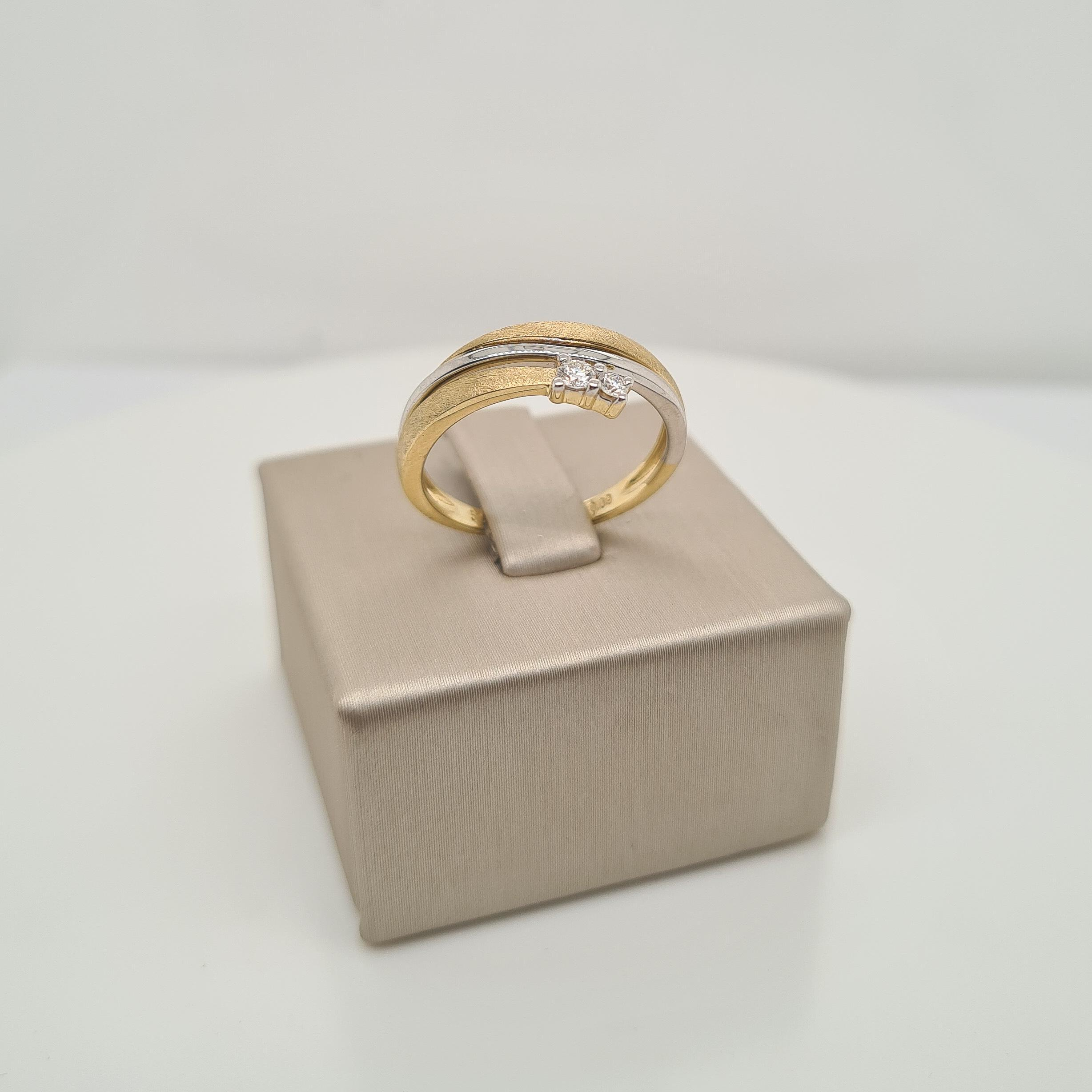 Prachtige 14krt bicolor fantasie ring met diamant (0.09ct).

De maat van de ring is 54 (17.25mm). Heeft u een andere maat? Neem dan gerust contact met ons op.