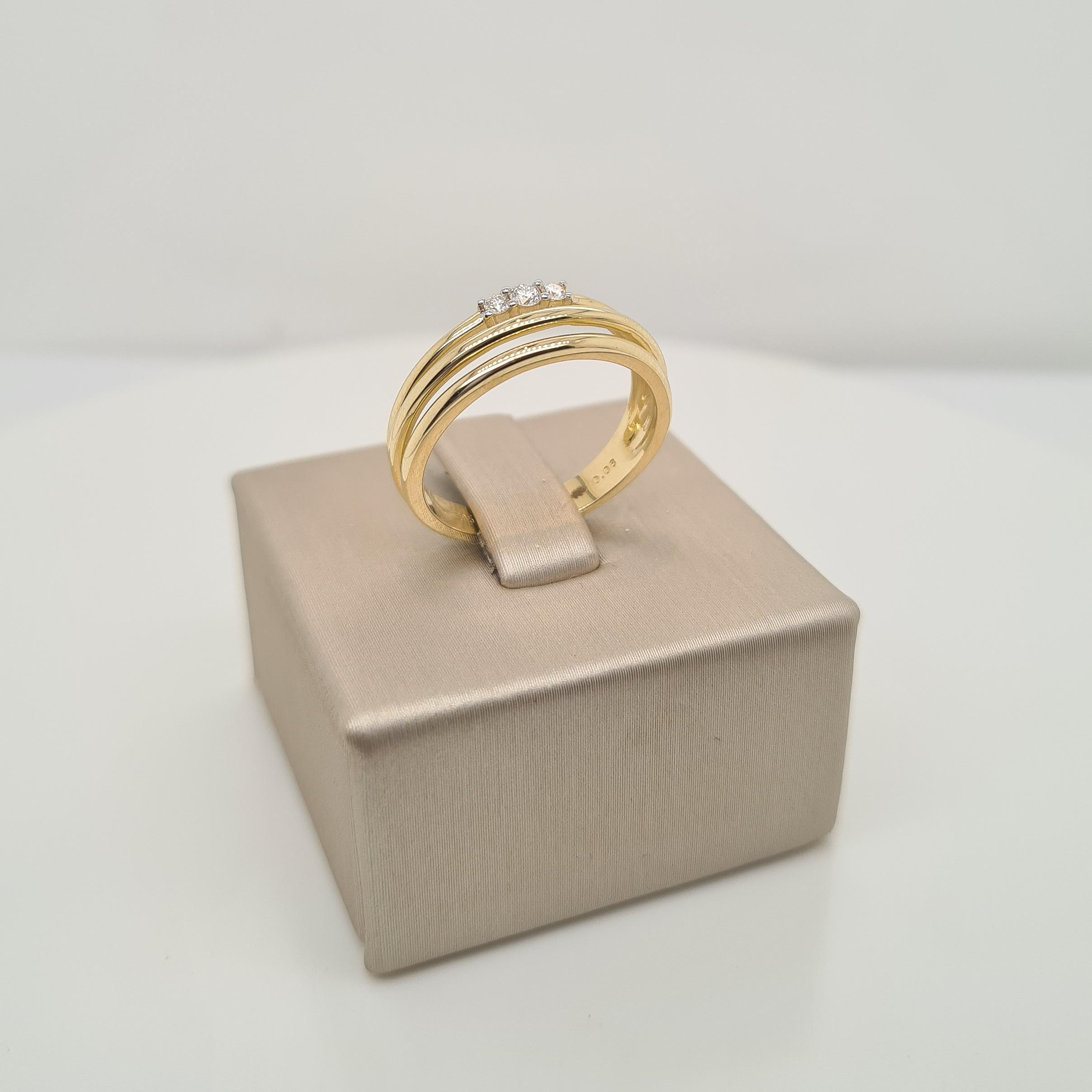 Prachtige 14krt geelgouden fantasiering met diamant (0.08ct).

De ring heeft maat 53 (17mm). Heeft u een andere maat? Neem dan gerust contact met ons op.
