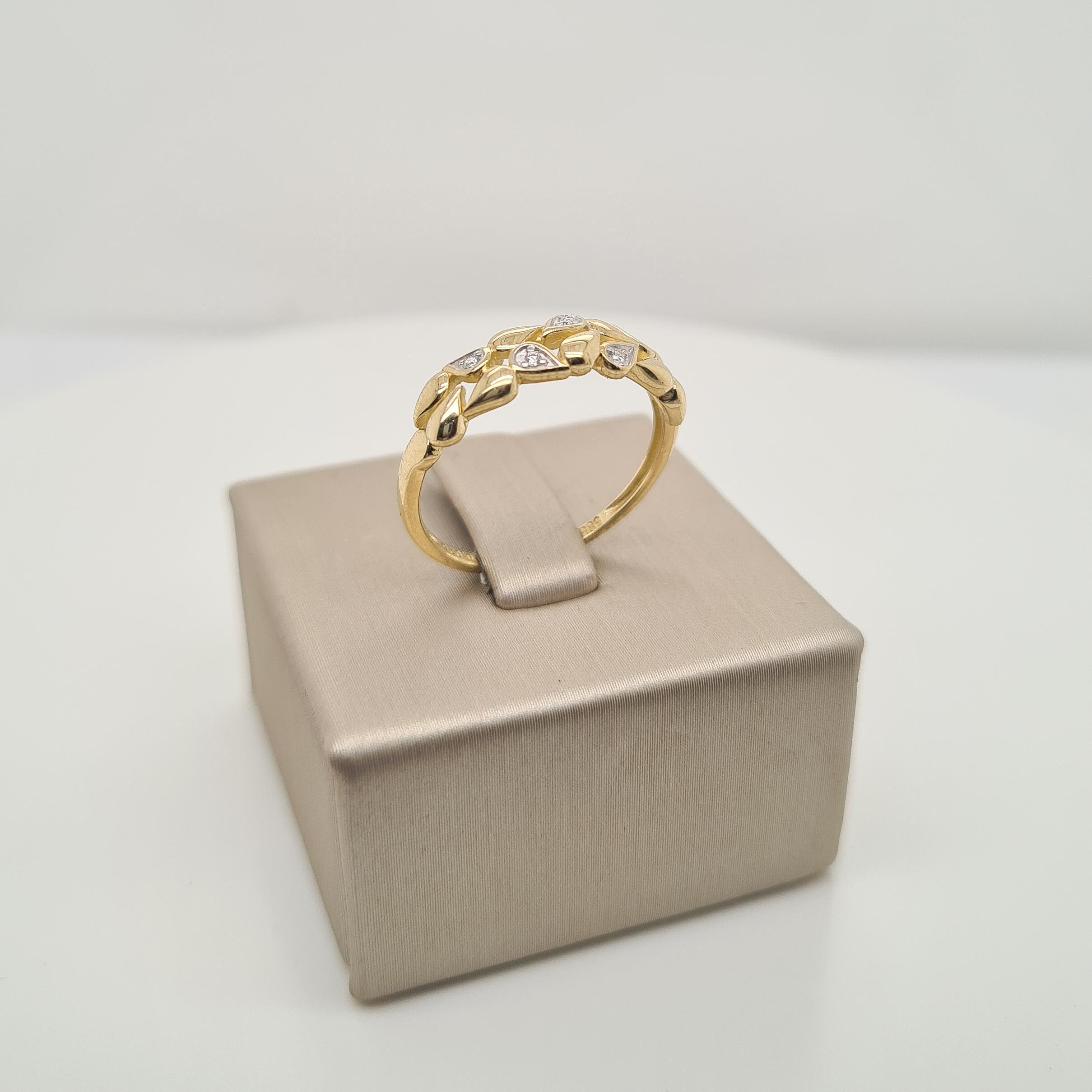 Prachtige 14krt geelgouden fantasiering met diamant (0.025ct) en blaadjes patroon. 

De ring heeft maat 55 (17.5mm). Heeft u een andere maat? Neem dan gerust contact met ons op.