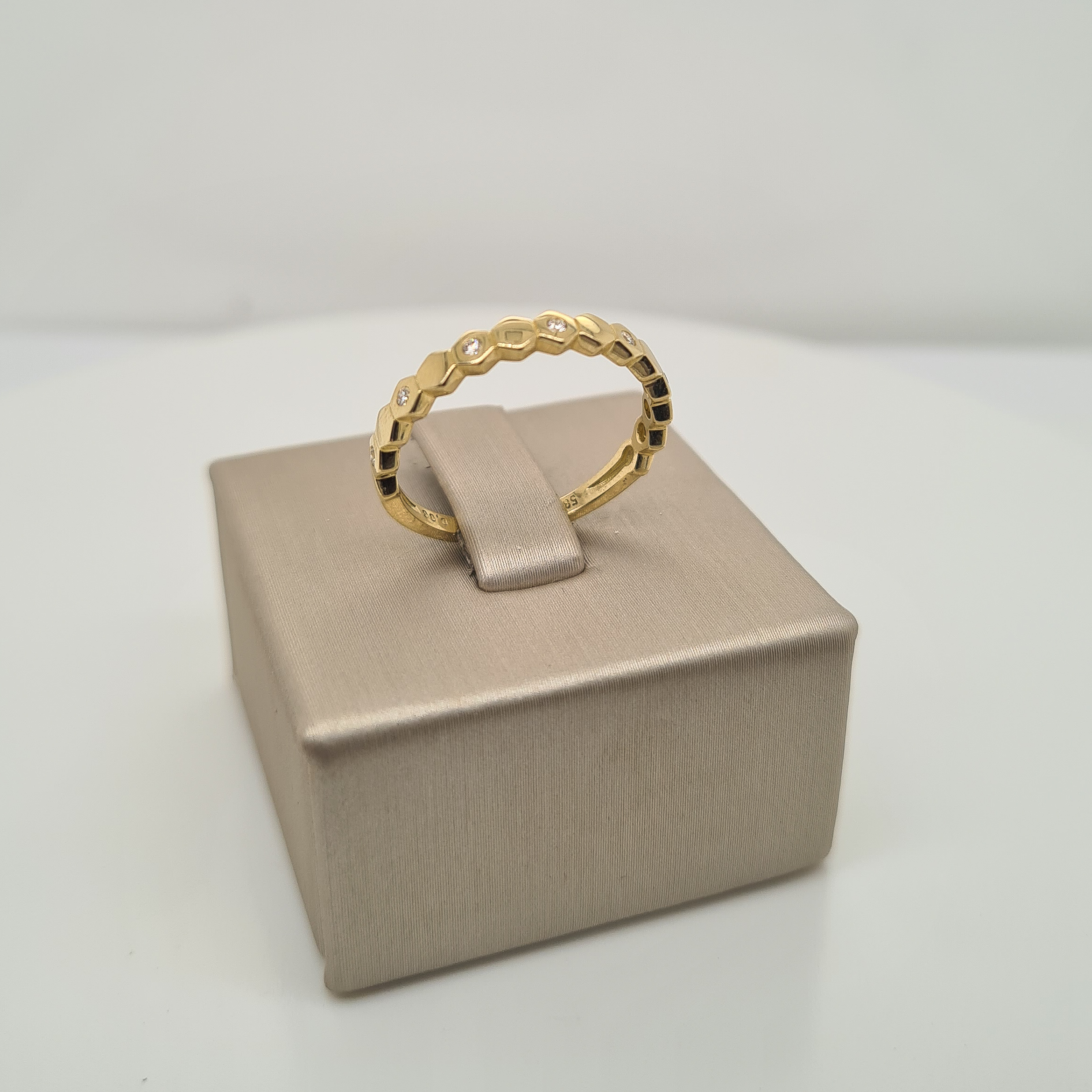 14krt gouden ring met hexagon patroon en diamant (0.06ct). 

De ring heeft maat 54 (17.25mm). Heeft u een andere maat? Neem dan gerust contact met ons op.