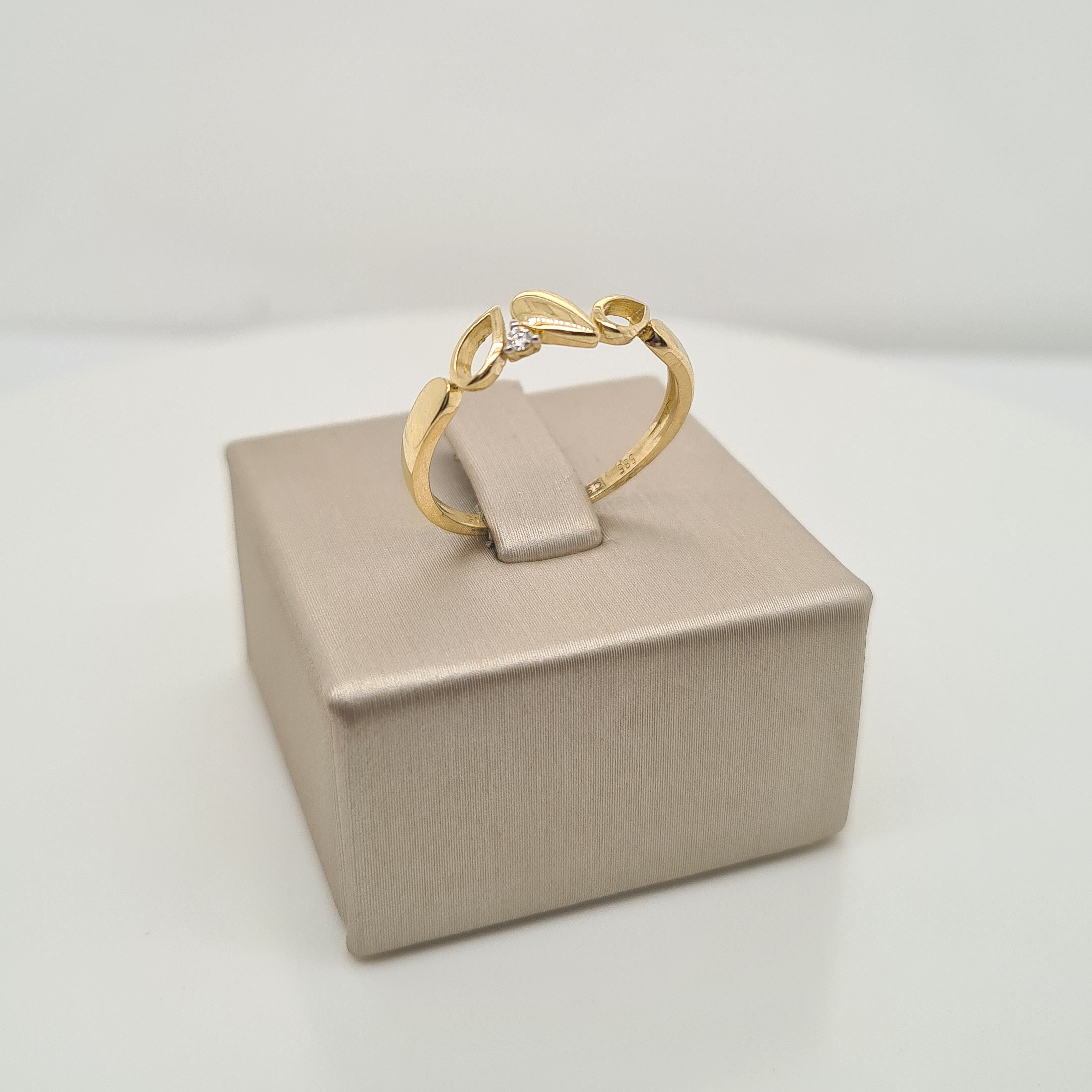 Prachtige 14krt geelgouden fantasiering met diamant (0.015ct)

De ring heeft maat 55 (17.5mm). Heeft u een andere maat? Neem dan gerust contact met ons op.