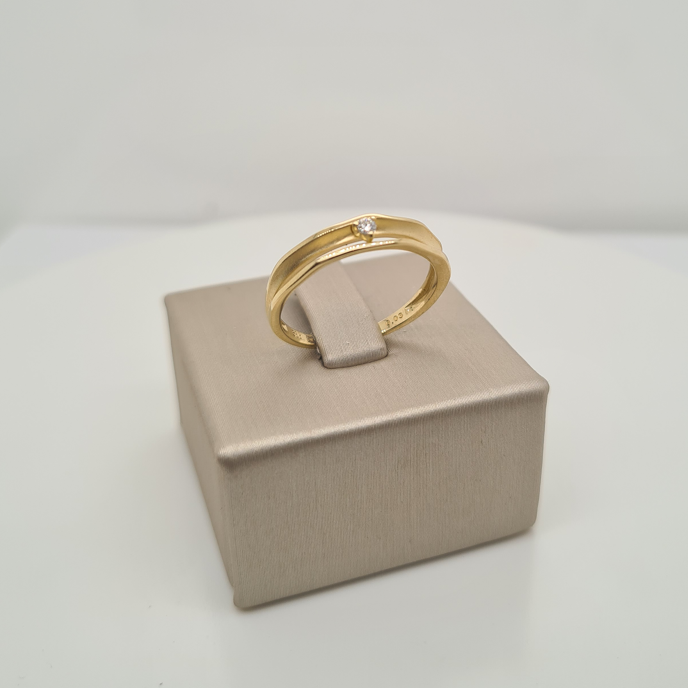 Prachtige 14krt bicolor fantasiering met diamant (0.03ct).

De ring heeft maat 54 (17.25mm). Heeft u een andere maat? Neem dan gerust contact met ons op.