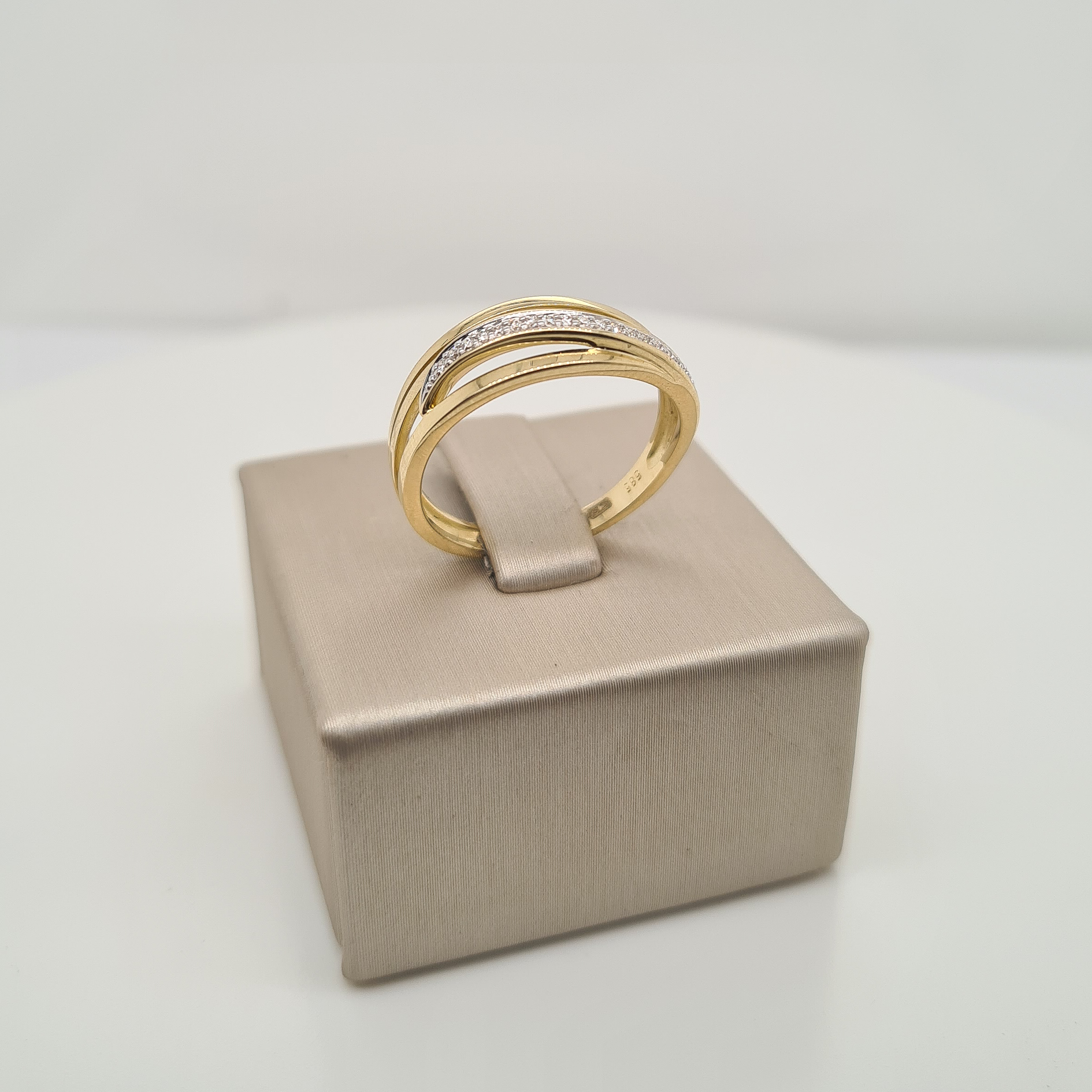 Prachtige 14krt geelgouden fantasiering met diamant (0.085ct).

De ring heeft maat 55 (17.5mm). Heeft u een andere maat? Neem dan gerust contact met ons op.