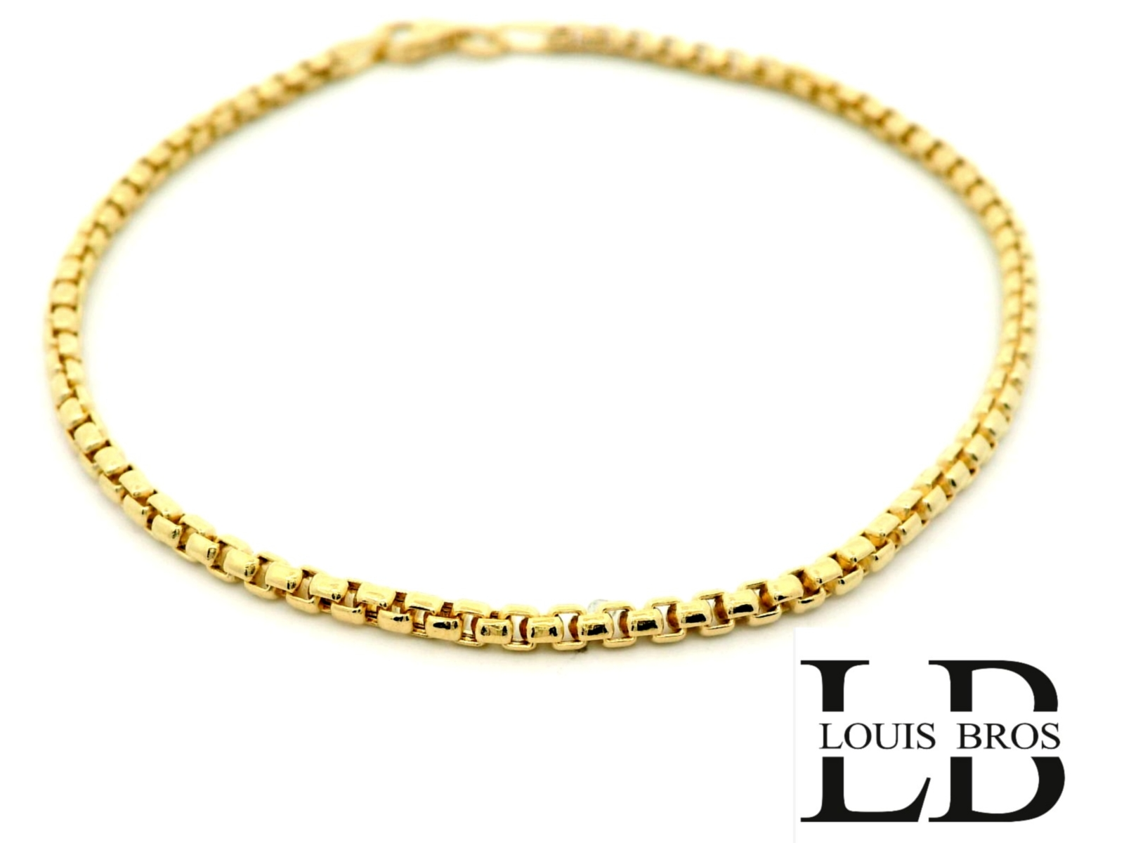 Deze verfijnde armband voor dames is vervaardigd uit 14 karaat geelgoud (2.69 gr) en straalt pure elegantie uit. Met haar subtiele ontwerp en tijdloze uitstraling is dit het perfecte sieraad voor dagelijks gebruik, maar ook ideaal voor een speciale gelegenheid.

De fijne afwerking en slanke vorm geven de armband een vrouwelijke en elegante look, terwijl de warme glans van het geelgoud zorgt voor een luxe accent. Draag haar solo voor een minimalistische stijl of combineer met andere sieraden voor een persoonlijke touch.

Een stijlvol en duurzaam juweel dat generaties lang gedragen en gekoesterd kan worden.