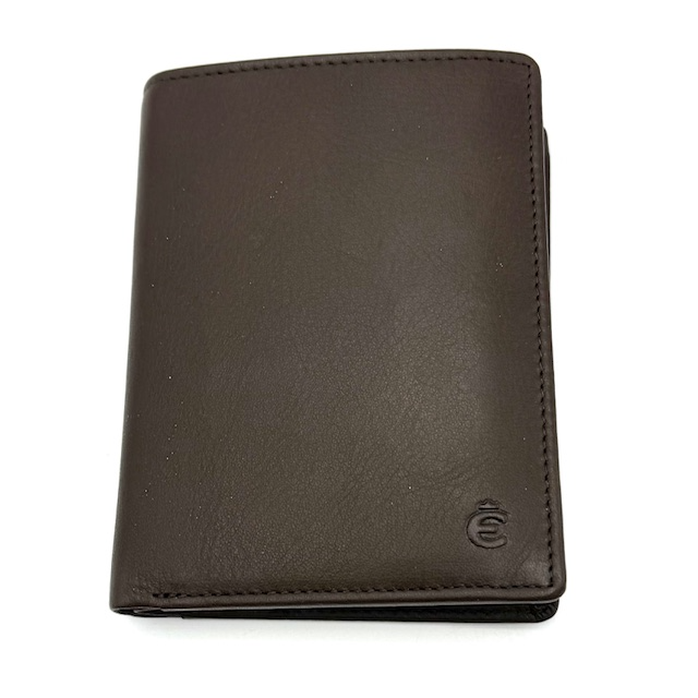 HoGe portemonnee – stijlvol & praktisch
Deze hoge portemonnee is een elegante en functionele keuze voor wie houdt van overzicht en gemak. Dankzij het slimme ontwerp berg je al je essentials netjes op, zonder in te leveren op stijl.

Kenmerken:

Geschikt voor 7 pasjes – veilig en overzichtelijk opgeborgen
Dubbel papiergeldvak – scheidt briefgeld eenvoudig
Muntgeldvak met geïntegreerd boodschappenmuntje – altijd een muntje bij de hand
3 steekvakken – handig voor bonnetjes, visitekaartjes of extra pasjes
Deze portemonnee is de perfecte mix van praktisch gebruik en verfijnde afwerking – ideaal voor dagelijks gebruik of onderweg.

Afmetingen:
Hoogte 12cm x breed 9cm x diep 1cm

