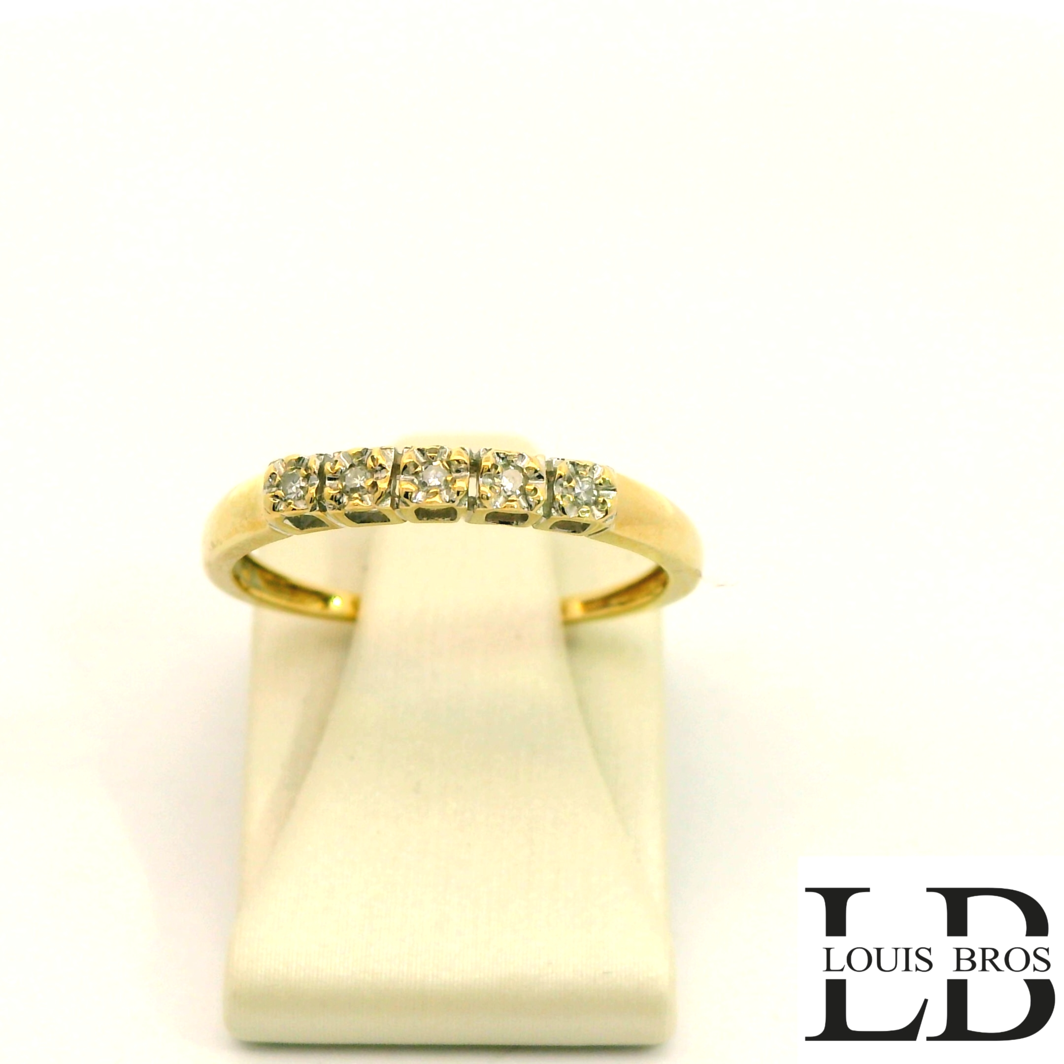 Deze prachtige occasion alliance ring is vervaardigd uit 14 karaat bicolor goud en bezet met fonkelende diamanten. De combinatie van geel- en witgoud zorgt voor een stijlvol contrast, terwijl de subtiel ingelegde diamanten de ring een verfijnde, elegante uitstraling geven.

De ring is symbool voor verbondenheid en liefde – perfect als bijzondere belofte of als stijlvolle aanvulling op je sieradencollectie. Als tweedehands sieraad verkeert de ring in uitstekende staat en is hij met zorg gecontroleerd op kwaliteit, echtheid en draagcomfort.

Een tijdloos en duurzaam juweel met karakter en een verhaal – voor wie houdt van klasse met een persoonlijk tintje.