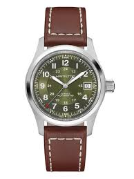 De KHAKI FIELD A38-GN-L-BR horloge (modelnummer H70455560) heeft een roestvrijstalen kast, bruin leren band, groene wijzerplaat en saffierglas. Het is analoog met Arabische cijfers, een datumaanduiding en is waterdicht tot 100 meter. Draag dit horloge casual of zakelijk voor een stijlvolle en functionele uitstraling. Perfect voor elke gelegenheid.