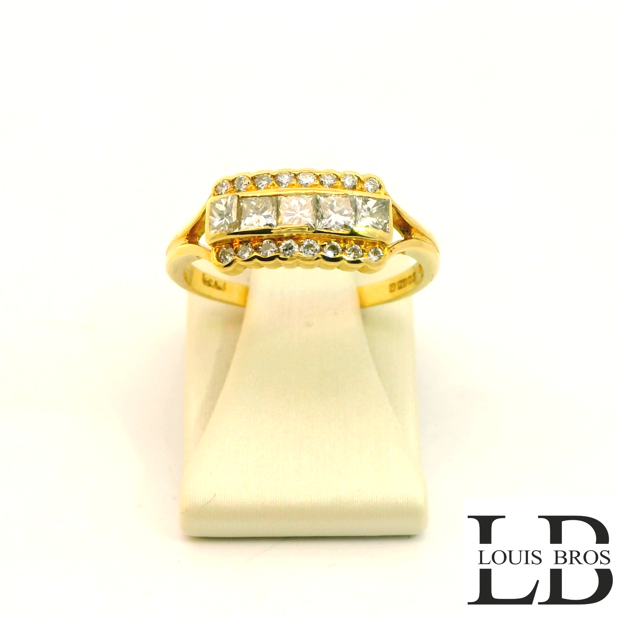 Deze elegante occasion ring is vervaardigd uit 14 karaat geelgoud en bezet met een schitterende diamant. Het klassieke ontwerp straalt tijdloze schoonheid uit, terwijl de fonkelende diamant een verfijnd en luxe accent toevoegt.

Als tweedehands sieraad is deze ring met zorg gecontroleerd op kwaliteit en echtheid. De warme glans van het geelgoud in combinatie met de sprankeling van de diamant maakt dit een stijlvol juweel dat perfect past bij elke gelegenheid – van dagelijks gebruik tot een bijzonder moment.

Een waardevol en karaktervol sieraad met een verhaal, ideaal voor wie houdt van echte klasse met een duurzame twist.


