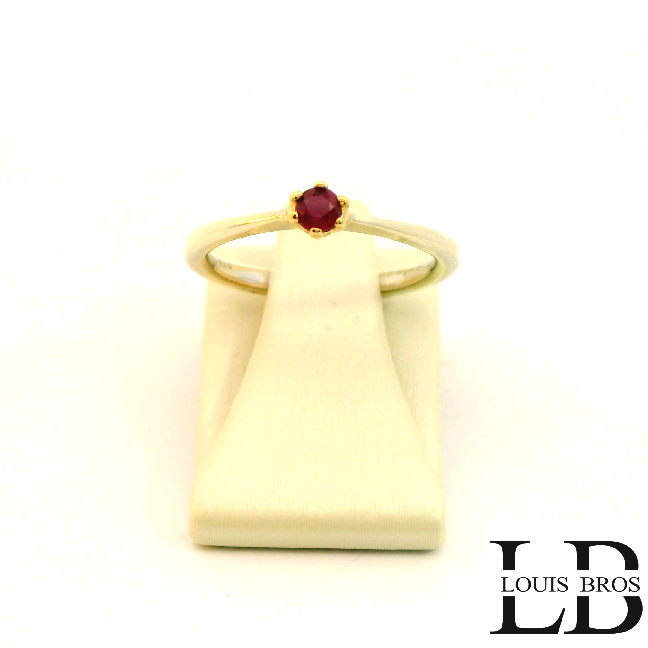 Deze elegante occasion solitair ring is vervaardigd uit 14 karaat bicolor goud en draagt een prachtige robijn als middelpunt. De combinatie van warm geelgoud en strak witgoud geeft de ring een stijlvolle en tijdloze uitstraling, terwijl de robijn een krachtige en romantische touch toevoegt.

De robijn – symbool voor passie, kracht en liefde – is zorgvuldig geplaatst in een klassieke solitair zetting, waardoor hij volledig tot zijn recht komt. Als tweedehands juweel is deze ring met oog voor detail gecontroleerd op kwaliteit en vakmanschap, en verkeert hij in uitstekende staat.

Een bijzonder sieraad met karakter en betekenis – perfect als geschenk, verlovingsring of als unieke toevoeging aan je eigen collectie.