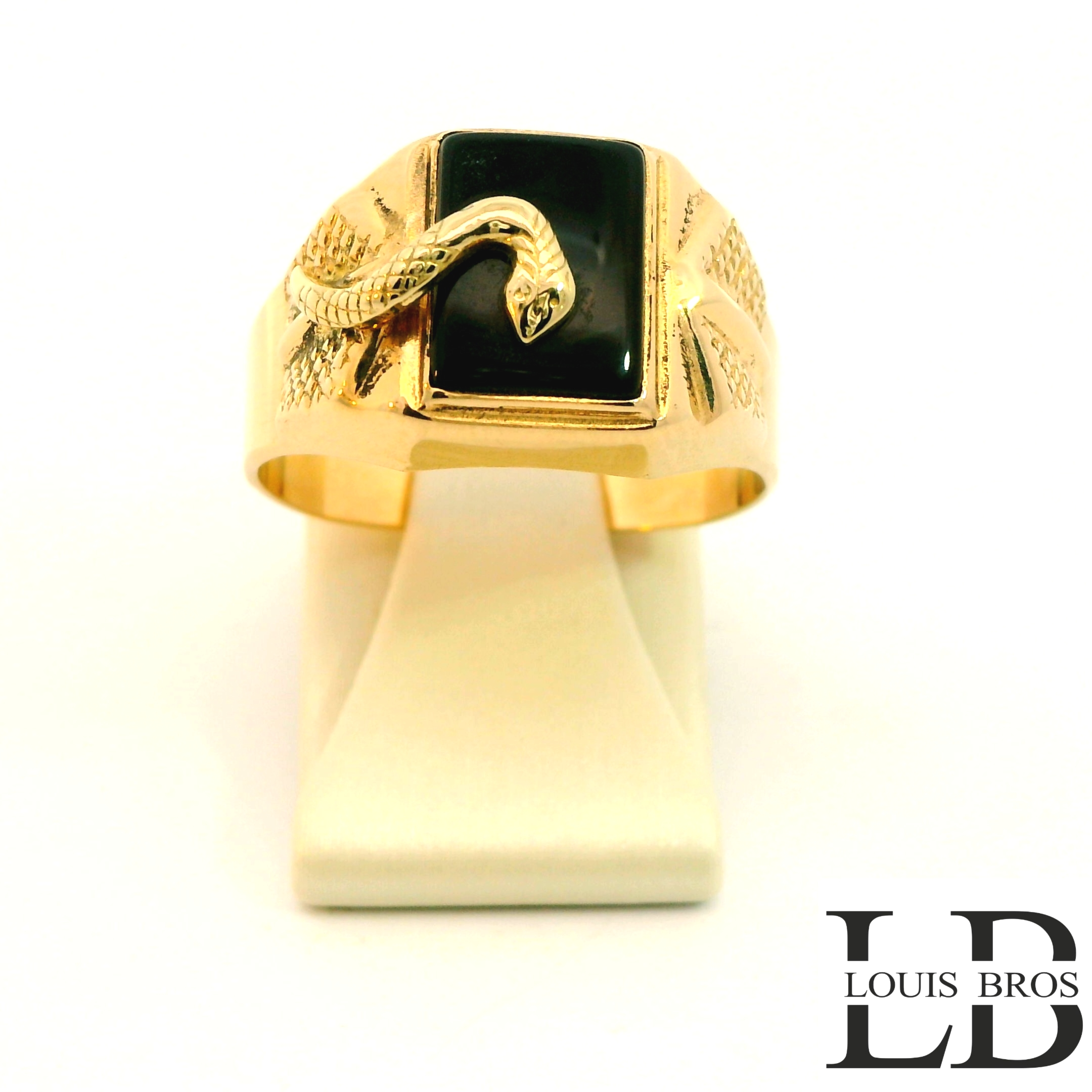 Deze bijzondere occasion ring is vervaardigd uit 14 karaat geelgoud en is voorzien van een diepzwarte onyx, subtiel verwerkt in een opvallend slangontwerp. De slang – een eeuwenoud symbool van kracht, transformatie en bescherming – kronkelt elegant rond de steen, wat de ring een mystieke en karaktervolle uitstraling geeft.

De zwarte onyx vormt een krachtig contrast met het warme goud en versterkt de symboliek en stijl van dit unieke sieraad. Als tweedehands ring verkeert hij in uitstekende staat en is hij zorgvuldig gecontroleerd op kwaliteit en echtheid.

Een uitgesproken en betekenisvol juweel voor wie durft op te vallen – vol karakter, symboliek en vakmanschap.