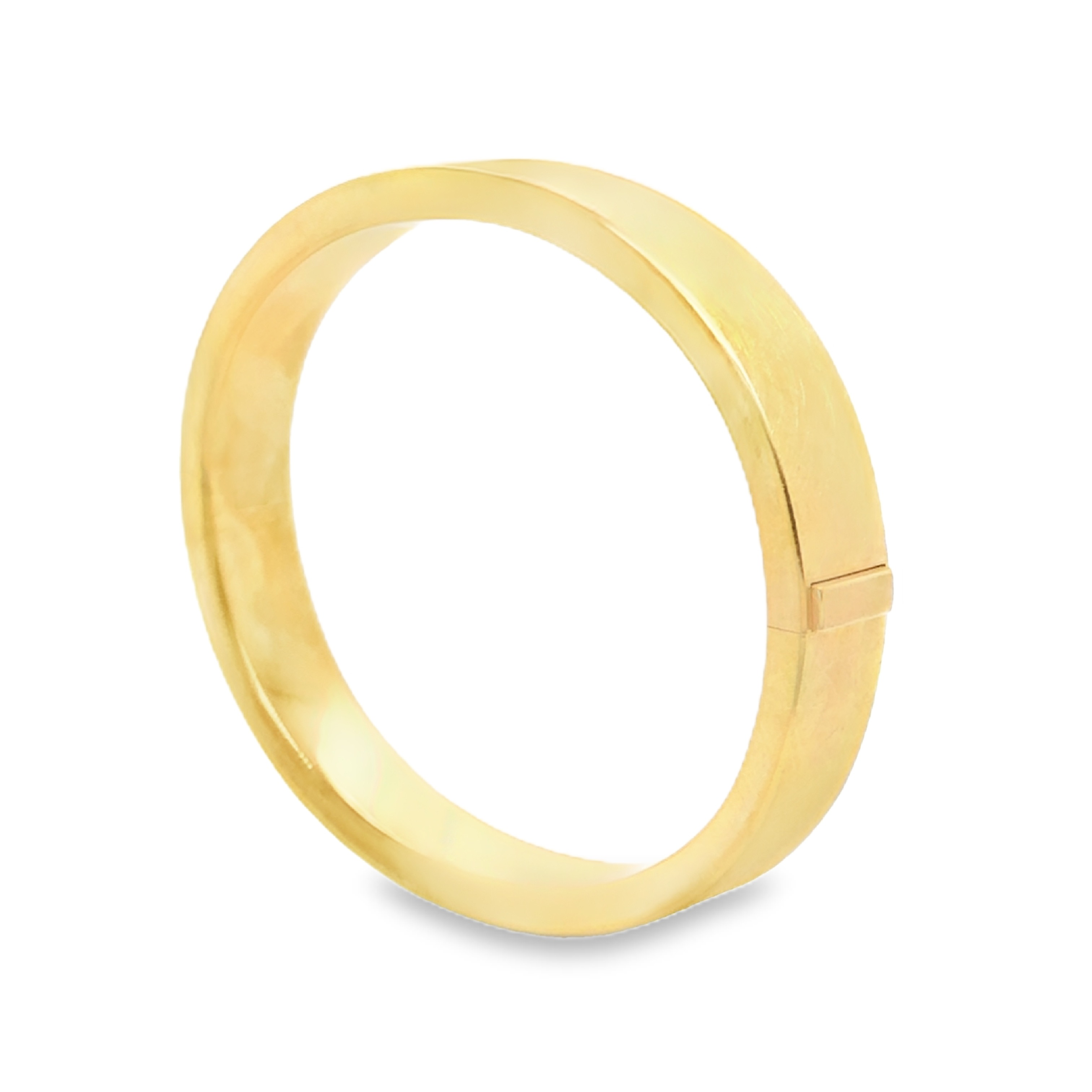 Dieser Armreif ist ein hochwertiges Schmuckstück aus 18 Karat (750 massiv) Gold. Geradlinig im Design, solide in der Fertigung, die Blechstärke beträgt 1,2mm, so das er unempfindlich gegenüber Stößen ist.  Es ist dadurch auch nachträglich noch möglich, Brillanten in die Oberfläche zu fassen. Tragen Sie ihn als stilvollen Blickfang und als zeitloses Statement zu Ihrem Lieblingsoutfit. Ideal für besondere Anlässe oder als täglicher Begleiter für einen Hauch von Eleganz.