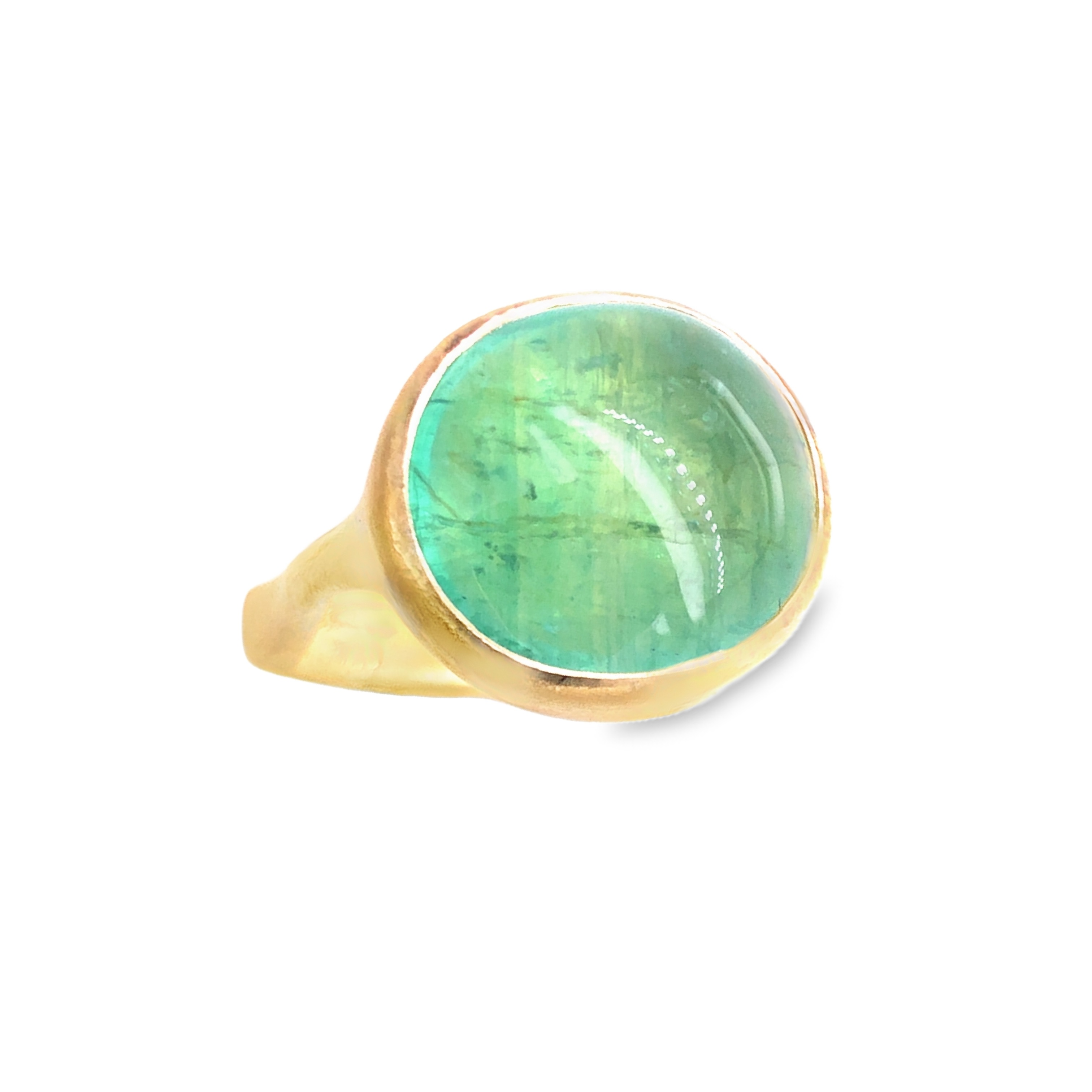 Dieser Smartcurve Ring mit einem Smaragd im Cabochon Schliff ist ein zeitloser Klassiker aus 750er Gold. Dieser Ring zeichnet sich durch einen exzellenten Smaragd-Cabochon mit 15,83ct aus. Tragen Sie diesen luxuriösen Ring am Ringfinger für einen eleganten und stilvollen Look, ideal für besondere Anlässe.