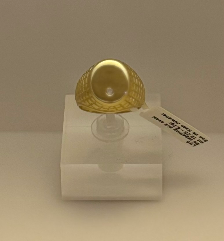 De goud zegelring met zirkonia ovaal maat 18,25, modelnummer LH5, is een elegante sieradenstuk voor degenen die houden van verfijnde class. Het is gemaakt van hoogwaardig goud en voorzien van een opvallende zirkonia steen. Deze ring past perfect om je vinger en kan zowel dagelijks als bij speciale gelegenheden gedragen worden voor een stijlvolle uitstraling.