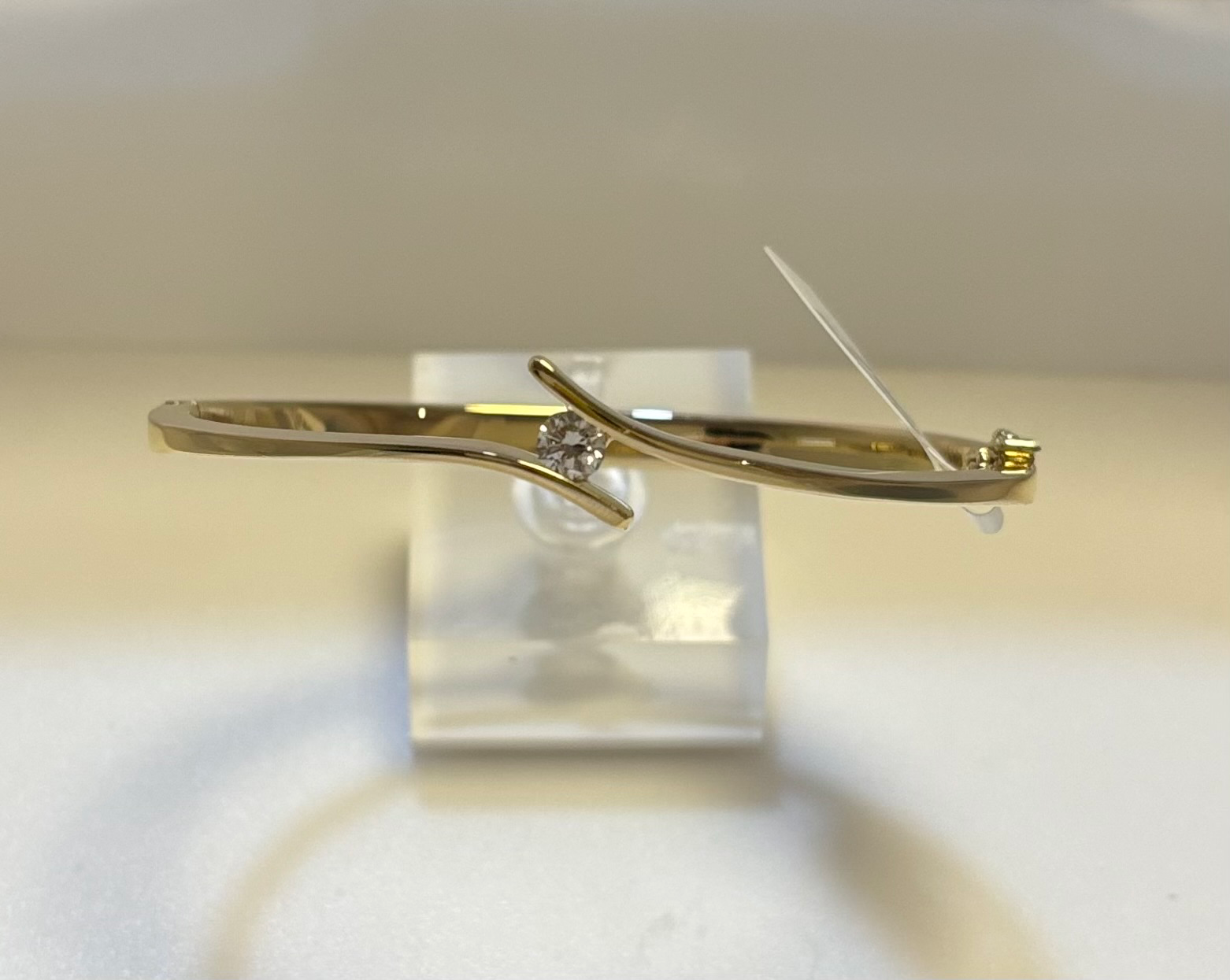 GOUD BANGLE MET DIAMANT 0.35 CRT TW/VS 23.5 GR 60X48MM