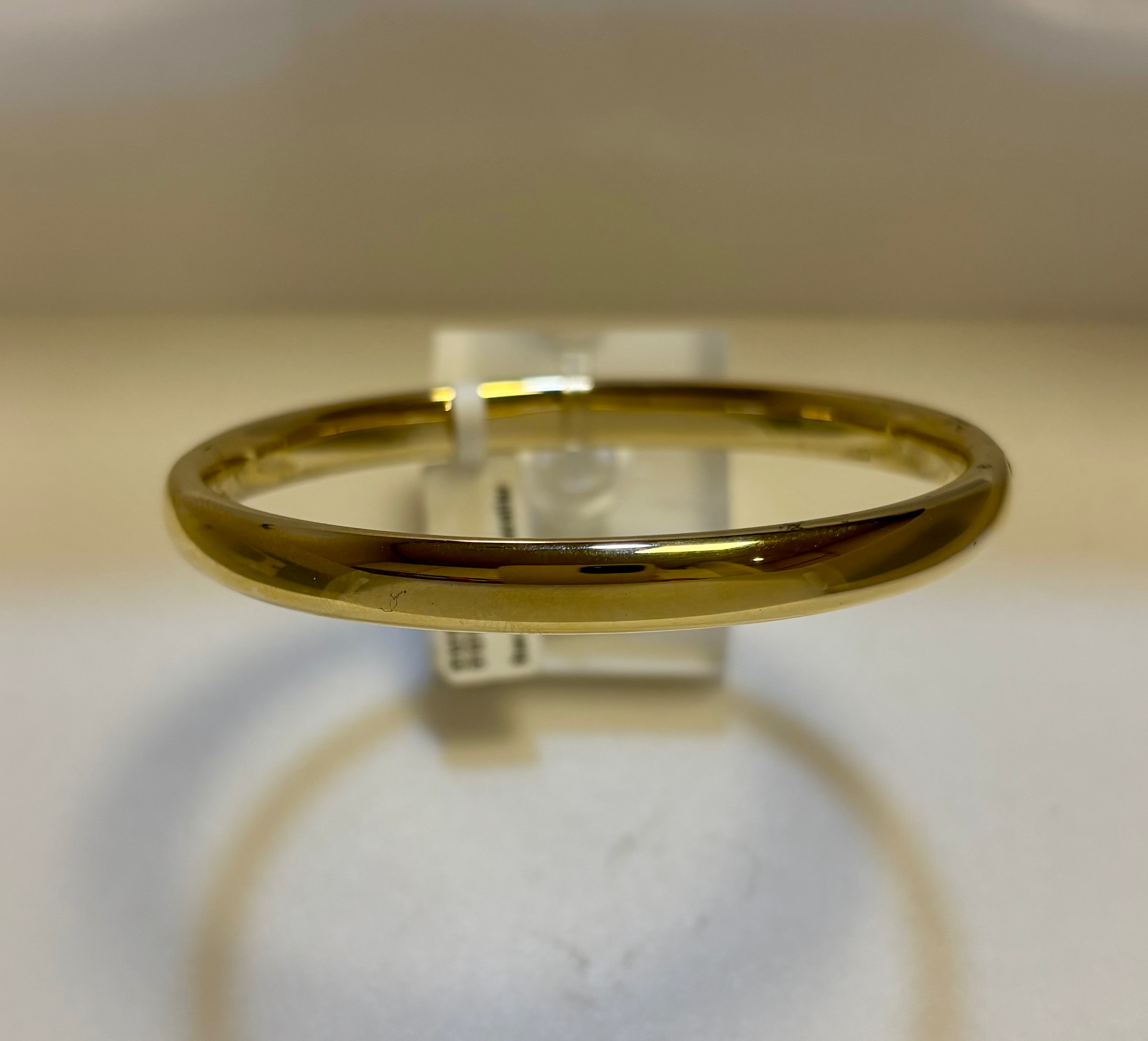 Goud bangle armband glad, bol met scharnier.
Doorsnede; 61 mm
Breedte; 7 mm