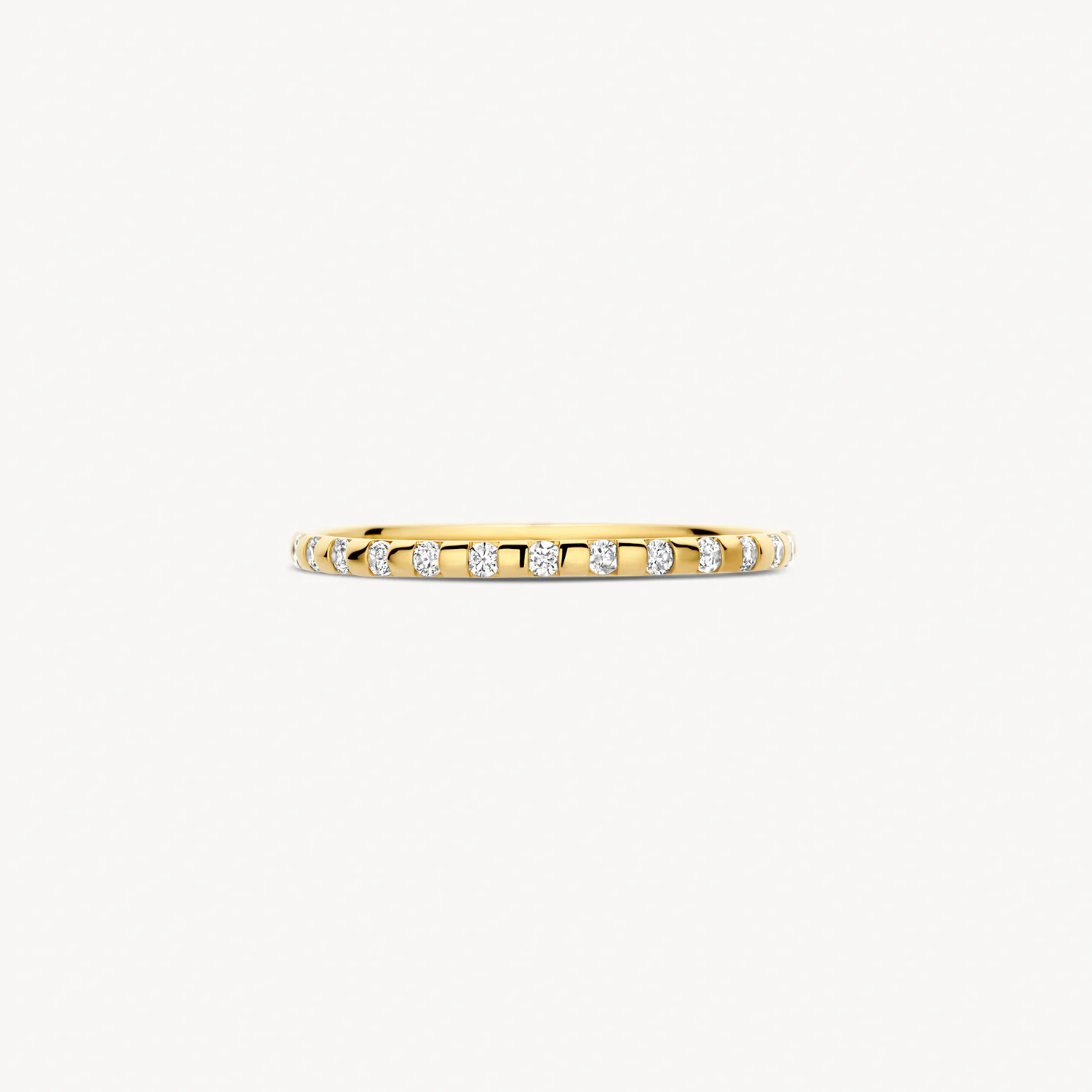 Zirkonia’s in fantasiezetting schitteren in deze elegante ring van 14k geelgoud die heel mooi is op zichzelf maar ook prachtig is te mixen en matchen met andere aanschuifringen uit onze collectie. De doorsnede van de band is 1,3 mm.