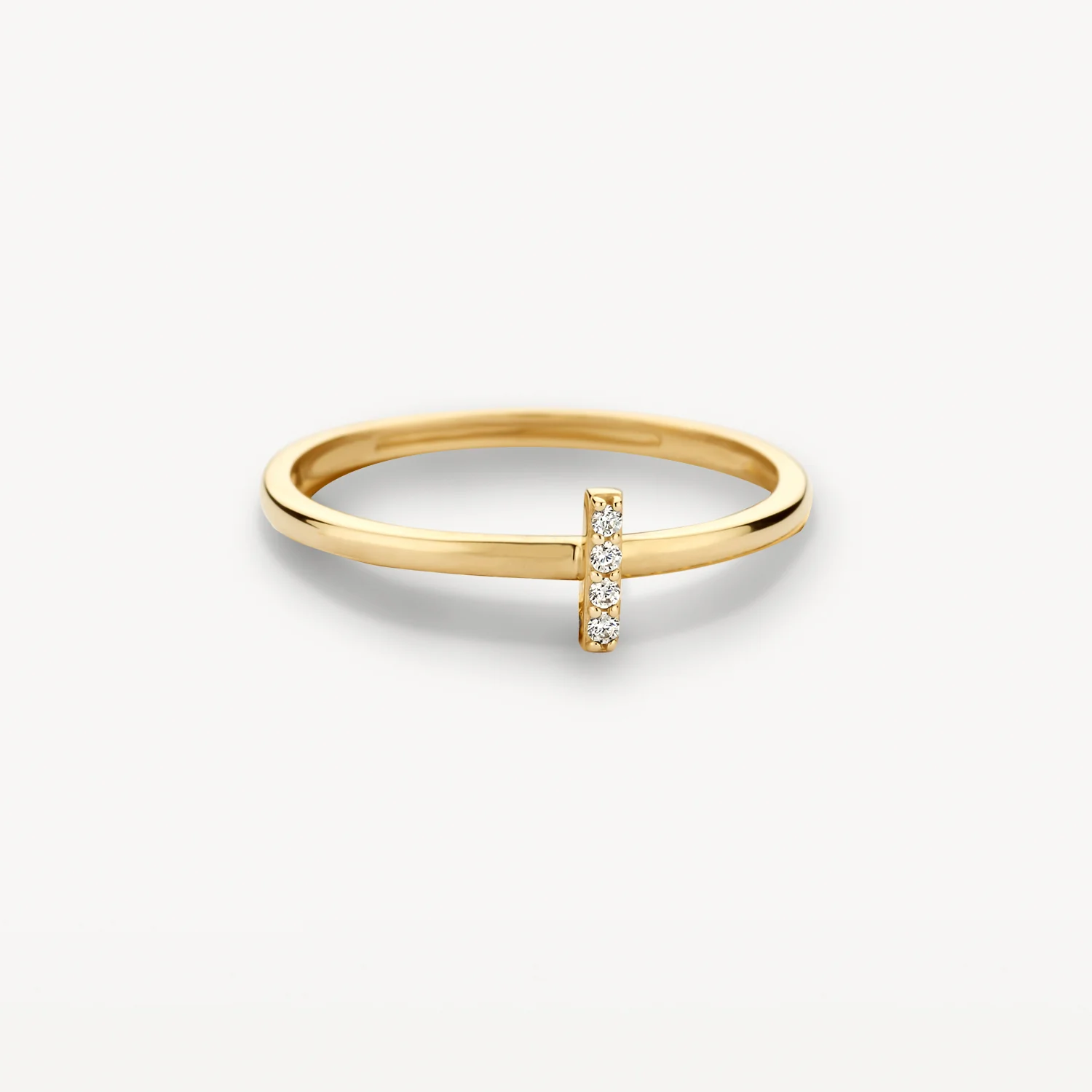 In deze minimalistische 14k geelgouden ring met een opvallend design sprankelen zirkonia’s in pavé-zetting. De band heeft een doorsnede van 1,3 mm en de ring is fantastisch te combineren met andere aanschuifringen uit onze collectie.