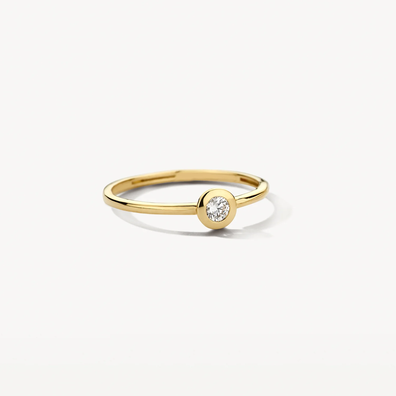Eenvoudig en o zo elegant is deze 14k ring in geelgoud met een helder stralende zirkonia in gladomzetting. De doorsnede van de band is 1,3 mm en de ring is prachtig te combineren met andere ringen of met sieraden met zirkonia uit onze collectie.