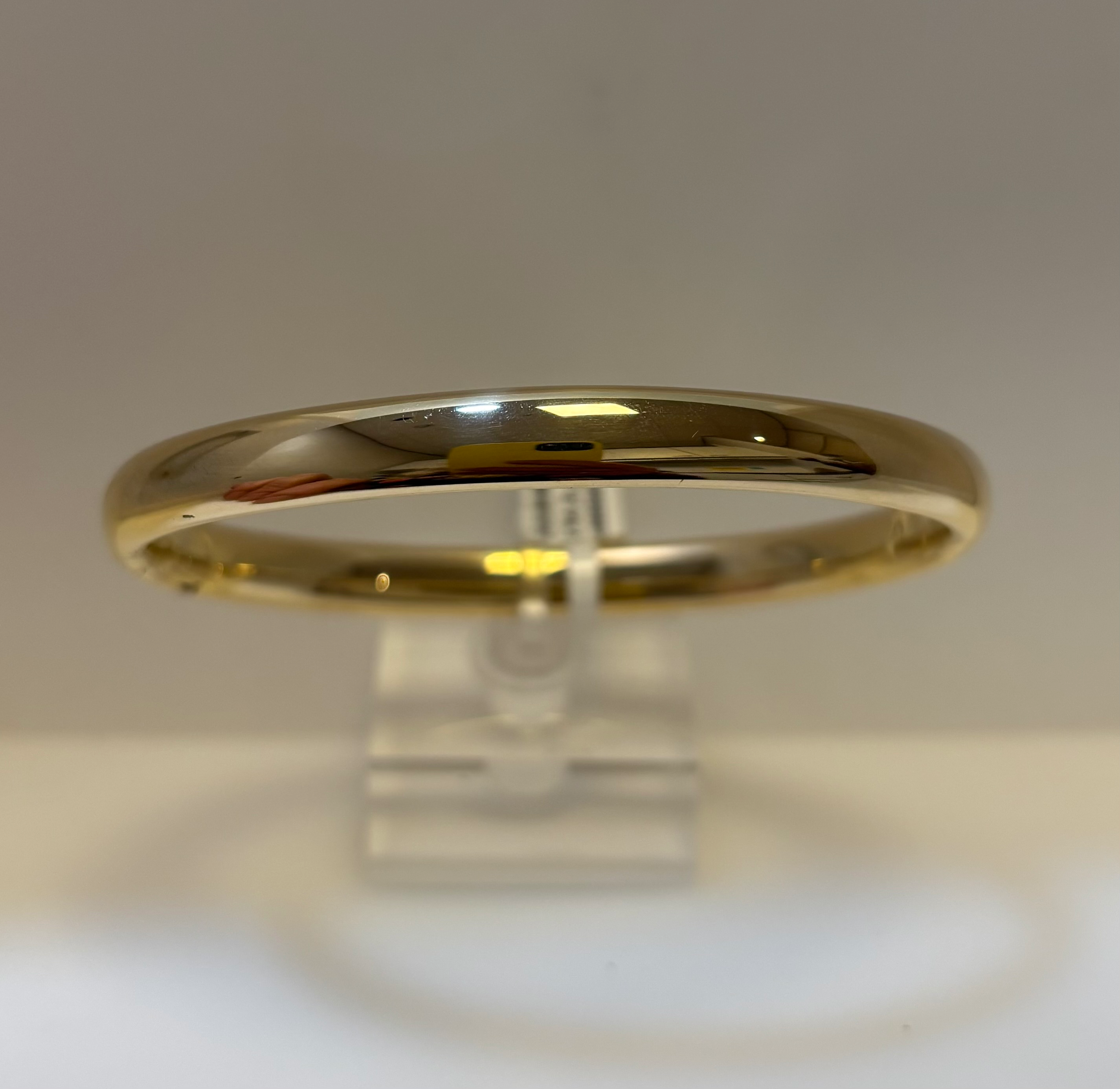 Goud bangle armband glad bol met scharnier.
Doorsnede ; 63 mm
Breedte; 7 mm
