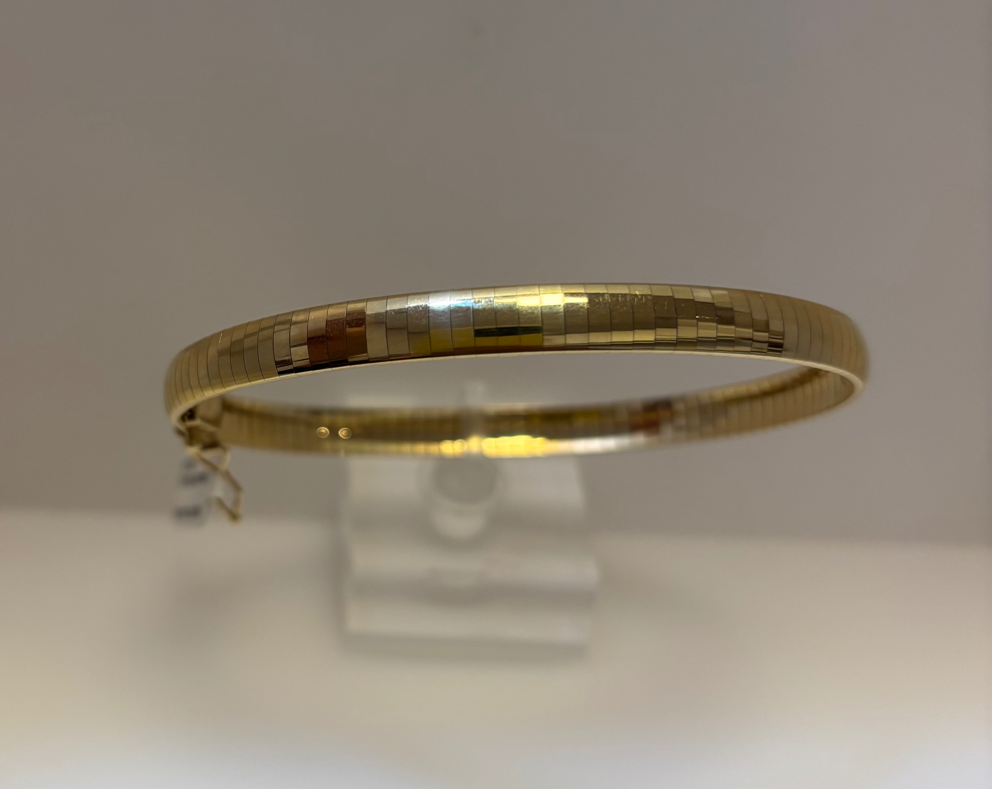 Goud omega armband 21 cm met baksluiting en 2x vh8.
Breedte; 6 mm