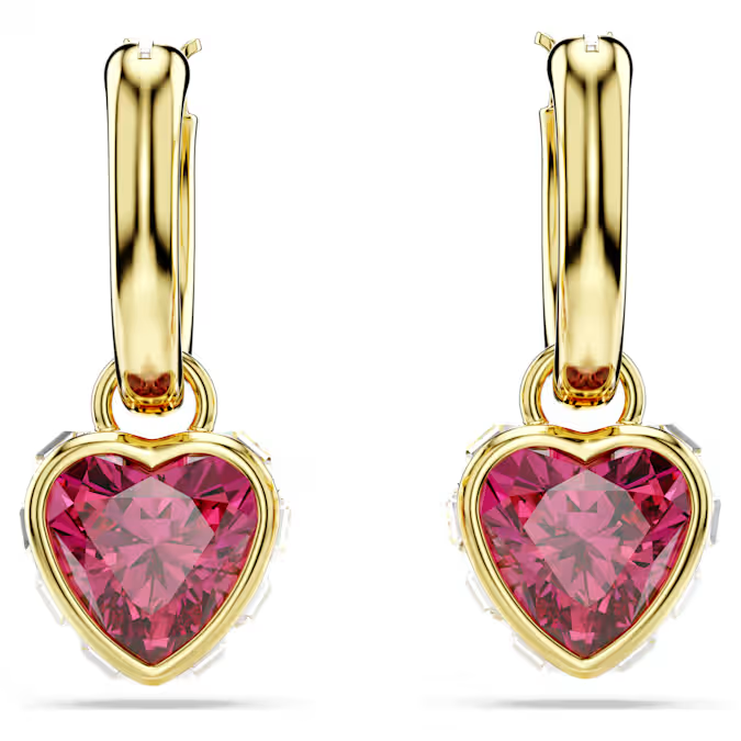 Geef uw stijl een romantische uitstraling met deze betoverende oorstekers. Aan een mini-oorring met goudkleurige toplaag hangt een afneembaar hart dat is gemaakt van rode Swarovski Zirkonia met heldere vierkante kristallen langs de rand. Een veelzijdig paar dat op elke mogelijke manier kan worden gedragen.