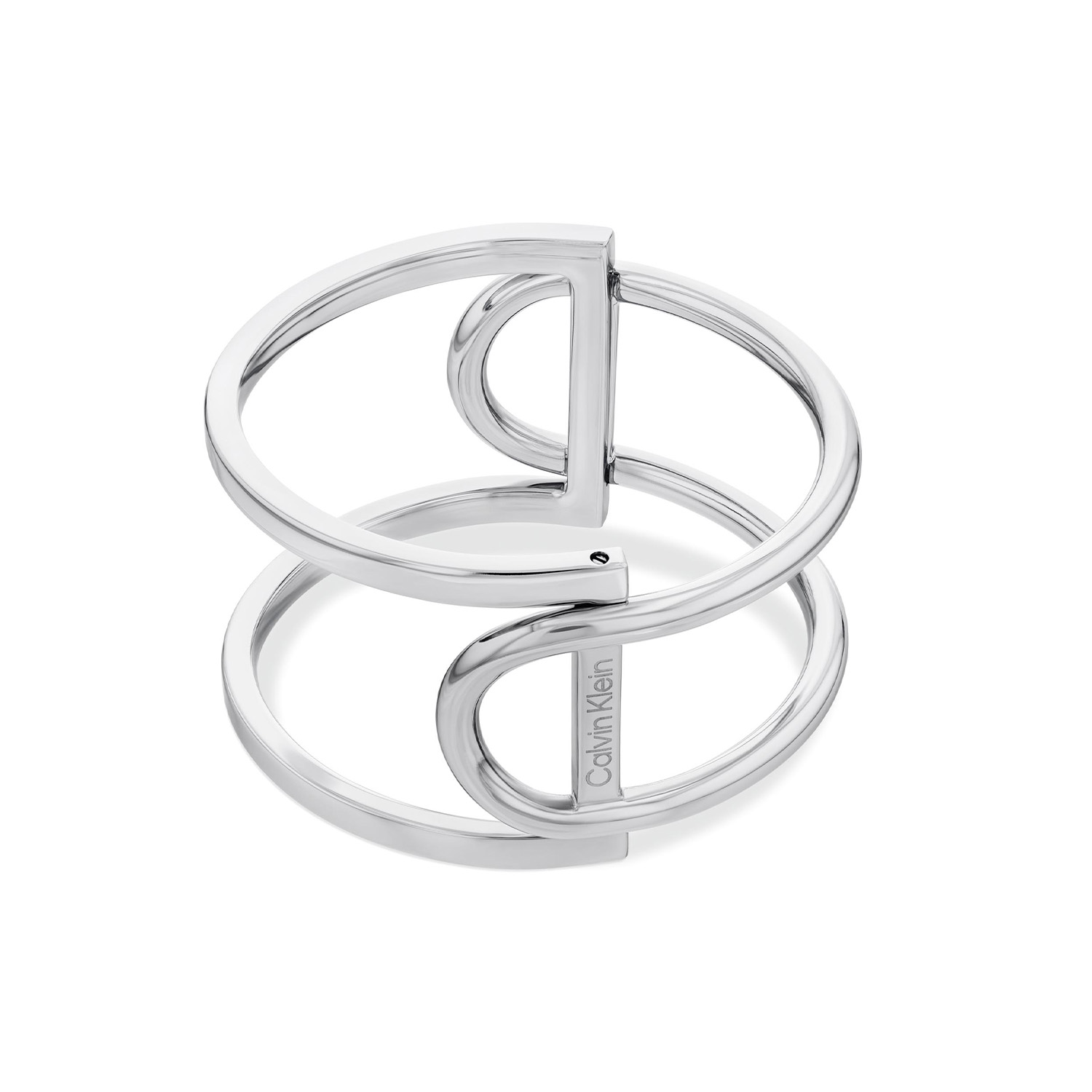 Calvin Klein CJ35000756 Dames Bangle Staal
Deze stalen dames bangle van Calvin Klein met nr CJ35000756 heeft een stoere look. De zilverkleurige stalen armband heeft een geometrische vorm, rond en ook strak. De armband is geschikt voor een pols van ongeveer 17,5cm. Leuk te combineren met andere sieraden uit de serie van Calvin Klein.

OVER CALVIN KLEIN
Calvin Klein is een wereldwijd lifestylemerk dat gewaagde, vooruitstrevende idealen en een verleidelijke, vaak minimalistische, esthetiek nastreeft. Calvin Klein werd groot in de jaren 70 door haar mode- en merkjeans collecties. In de jaren 80 lanceerde Calvin Klein haar spraakmakende ondergoed dat uitdrukkelijk van logo &rsquo;s voorzien was. Vanwege het grote succes is het merk ook succesvol uitgerold in Accessoires, Parfums, Home, Brillen, Golf, Horloges en Sieraden.
Sinds de oprichting in 1968 door Calvin Klein, heeft het merk haar reputatie opgebouwd als leider in de Amerikaanse mode, dankzij een cleane esthetiek en innovatieve ontwerpen. Calvin Klein wil haar publiek verleiden en inspireren door middel van provocerende beelden en opvallende ontwerpen die prikkelen. 

SPECIFICATIES:
- Stalen dames bangle
- 17,5cm
- Zilverkleurig
- Geometrisch