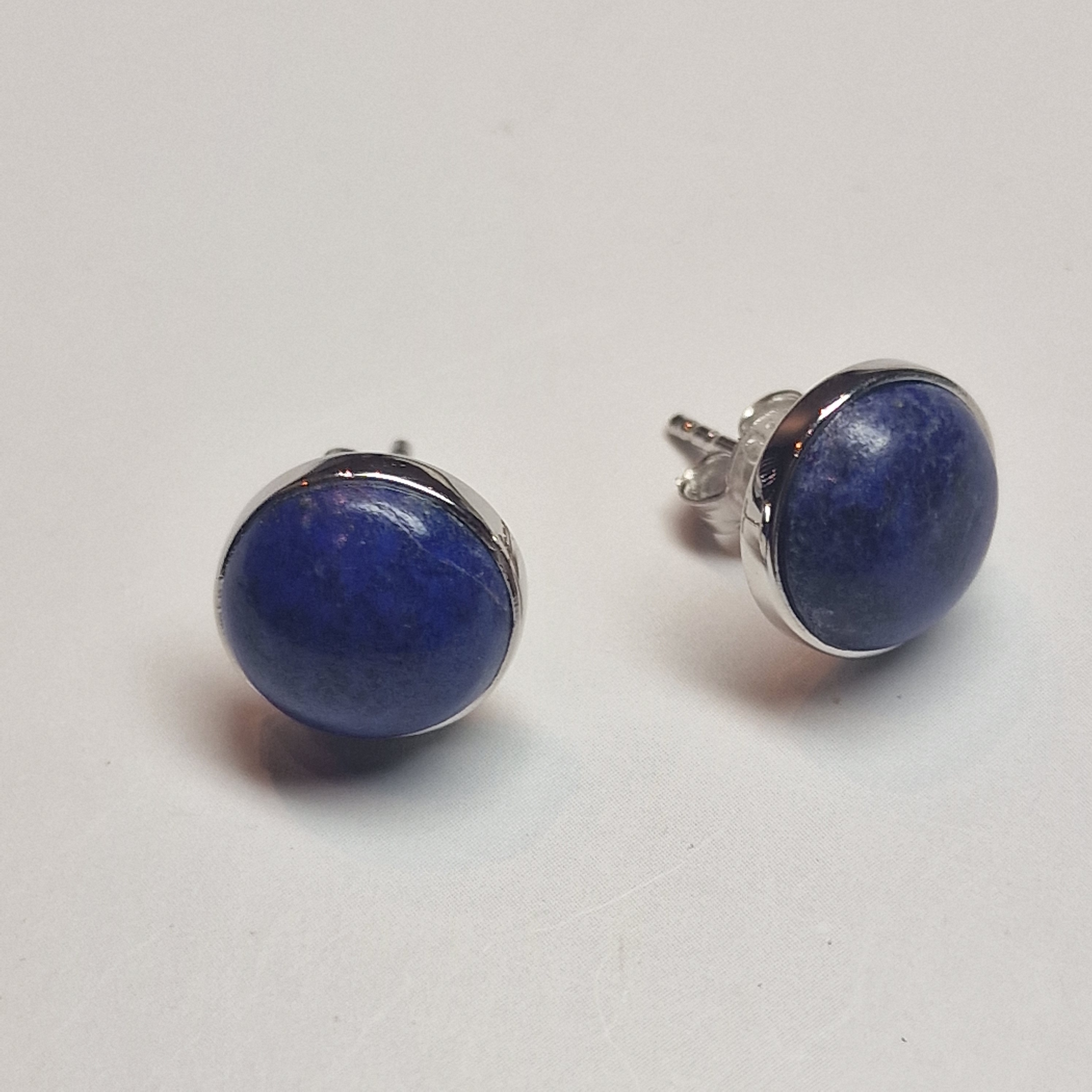 zilveren oorknop met Lapis Lazuli