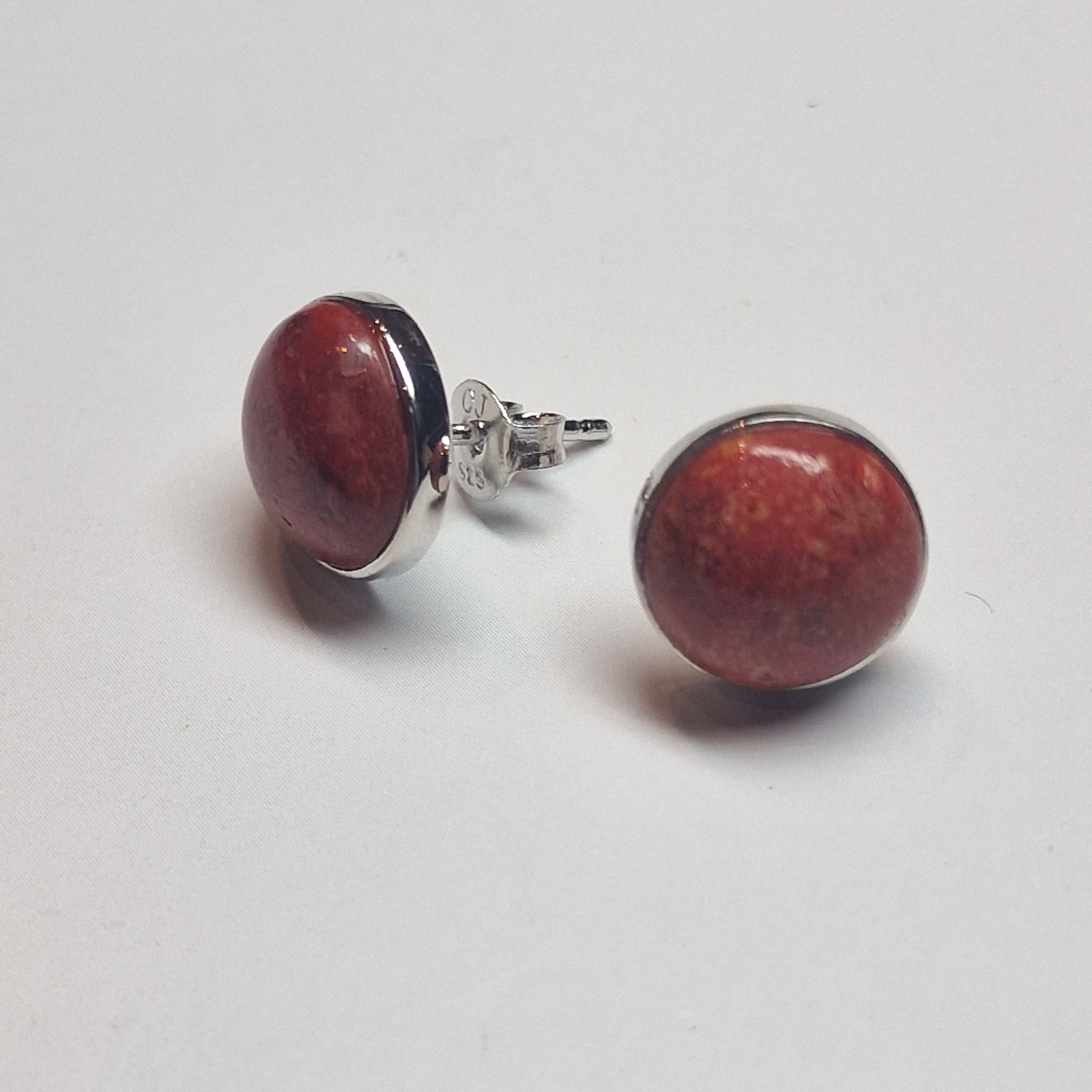 zilveren oorknop met Bloedkoraal(samengesteld)