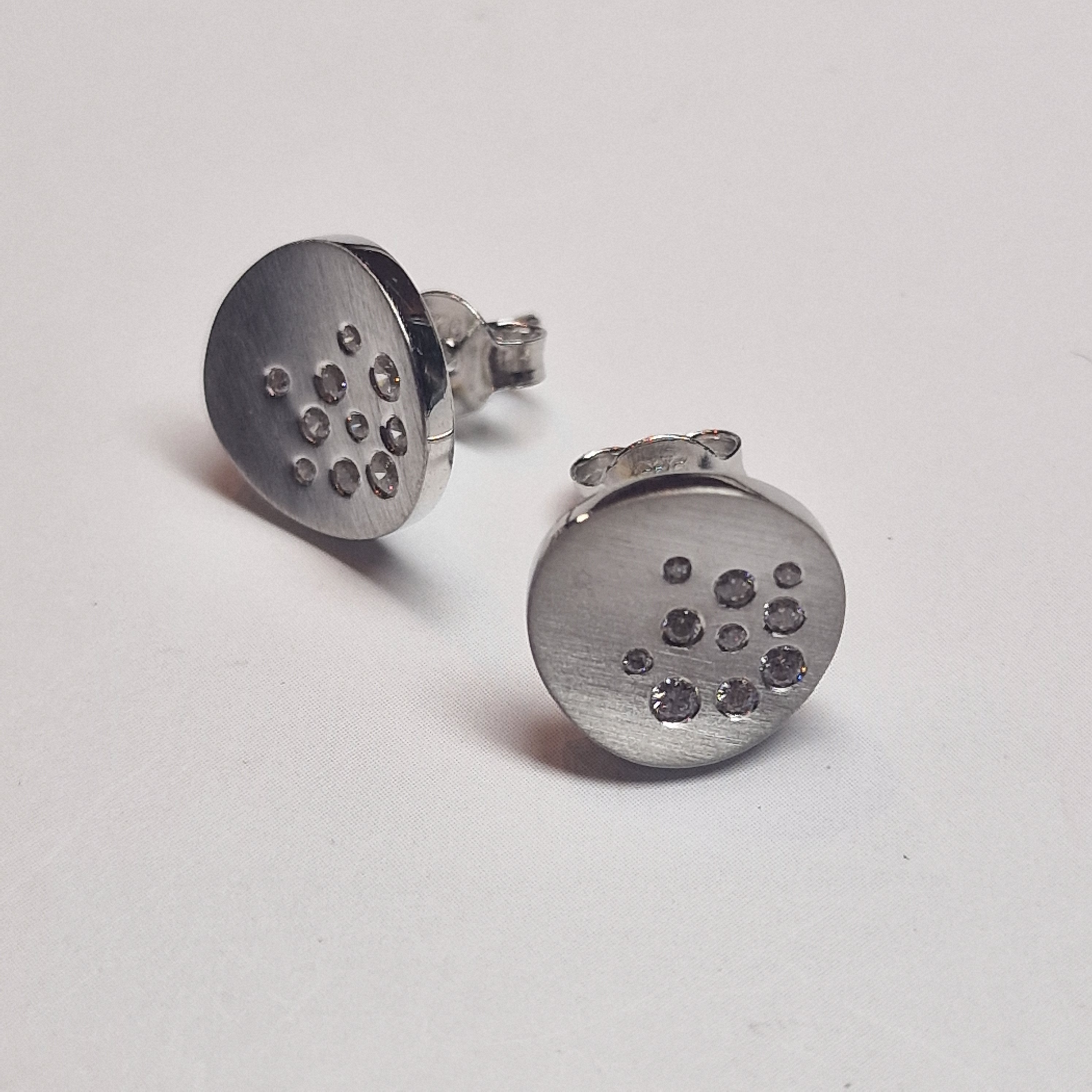 zilveren oorknop met zirkonia, deels gematteerd