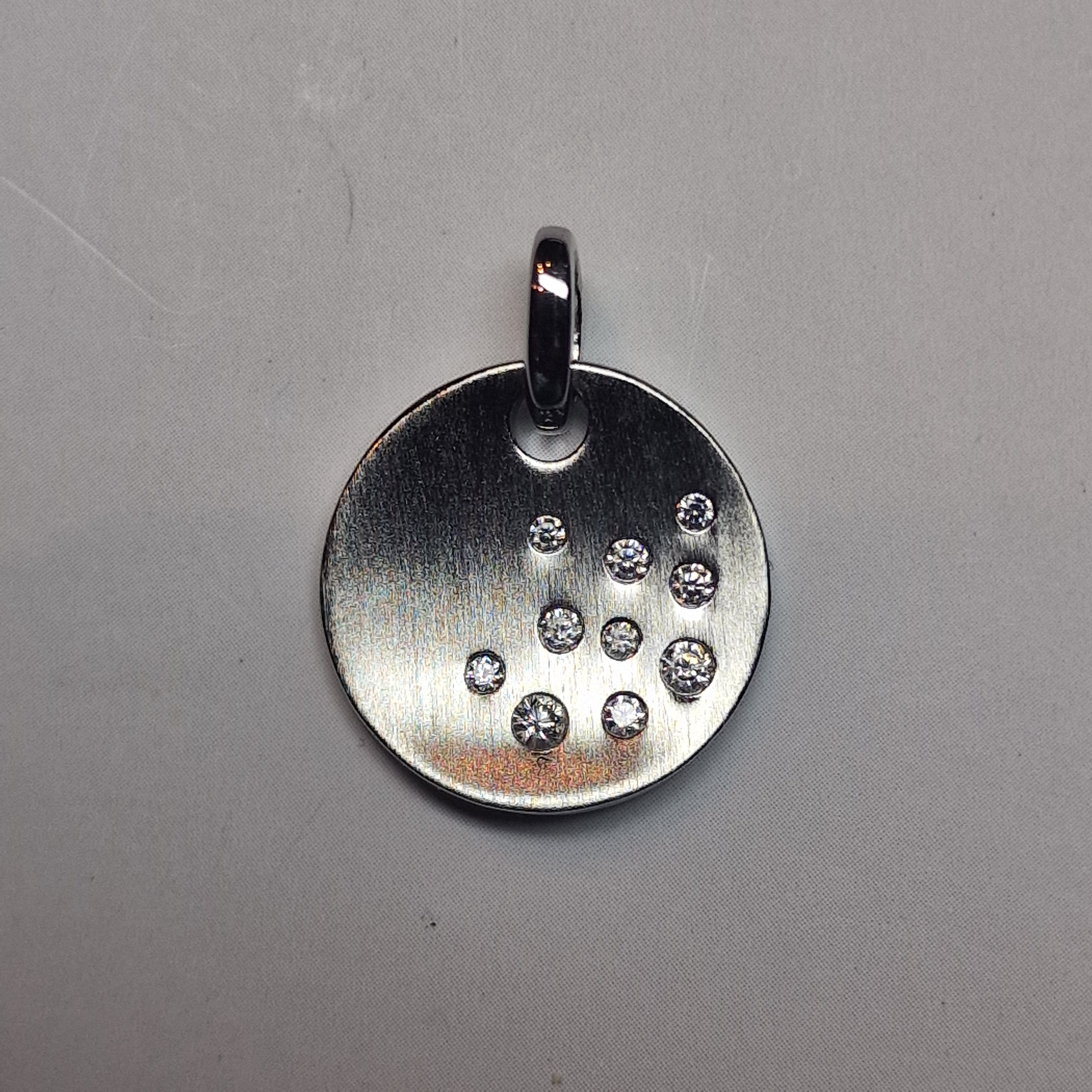 zilveren hanger met zirkonia strooizetting, deels gematteerd