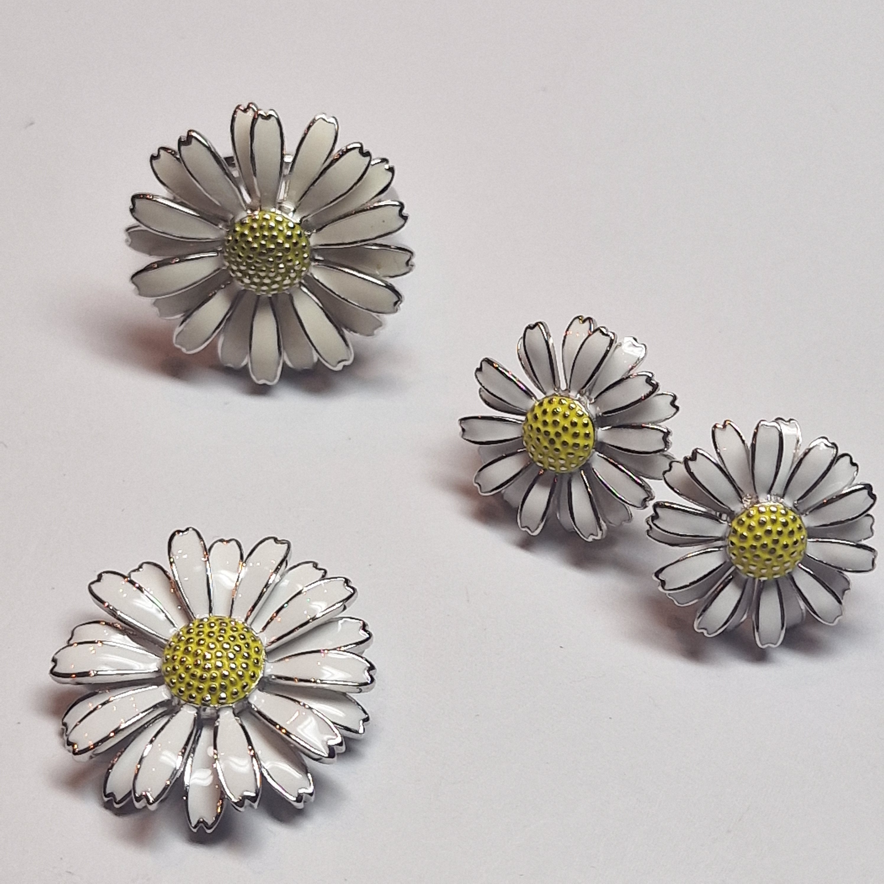 zilveren ring Margriet met geel en wit emaille