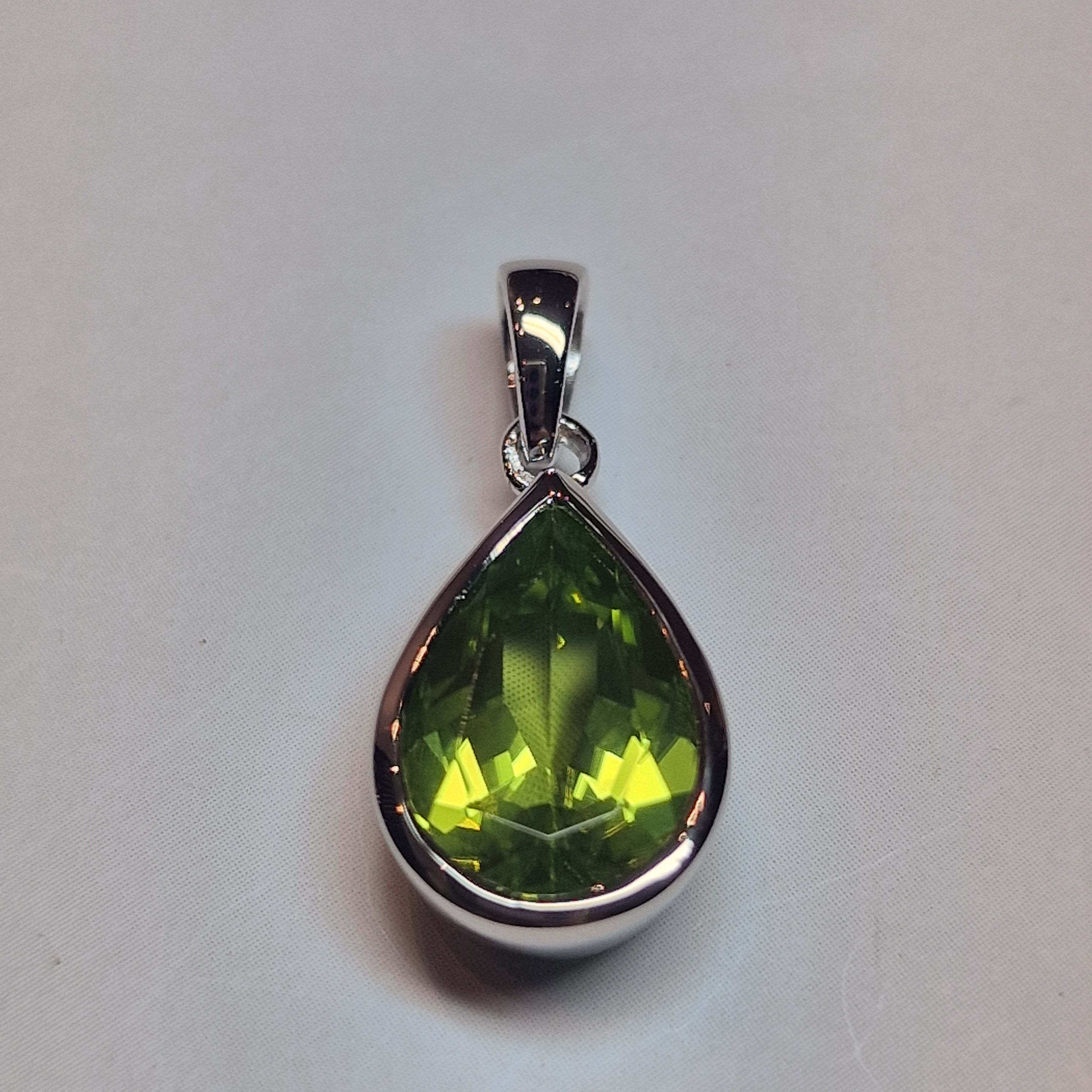 zilveren hanger met 12 x 8 mm peer geslepen Peridoot