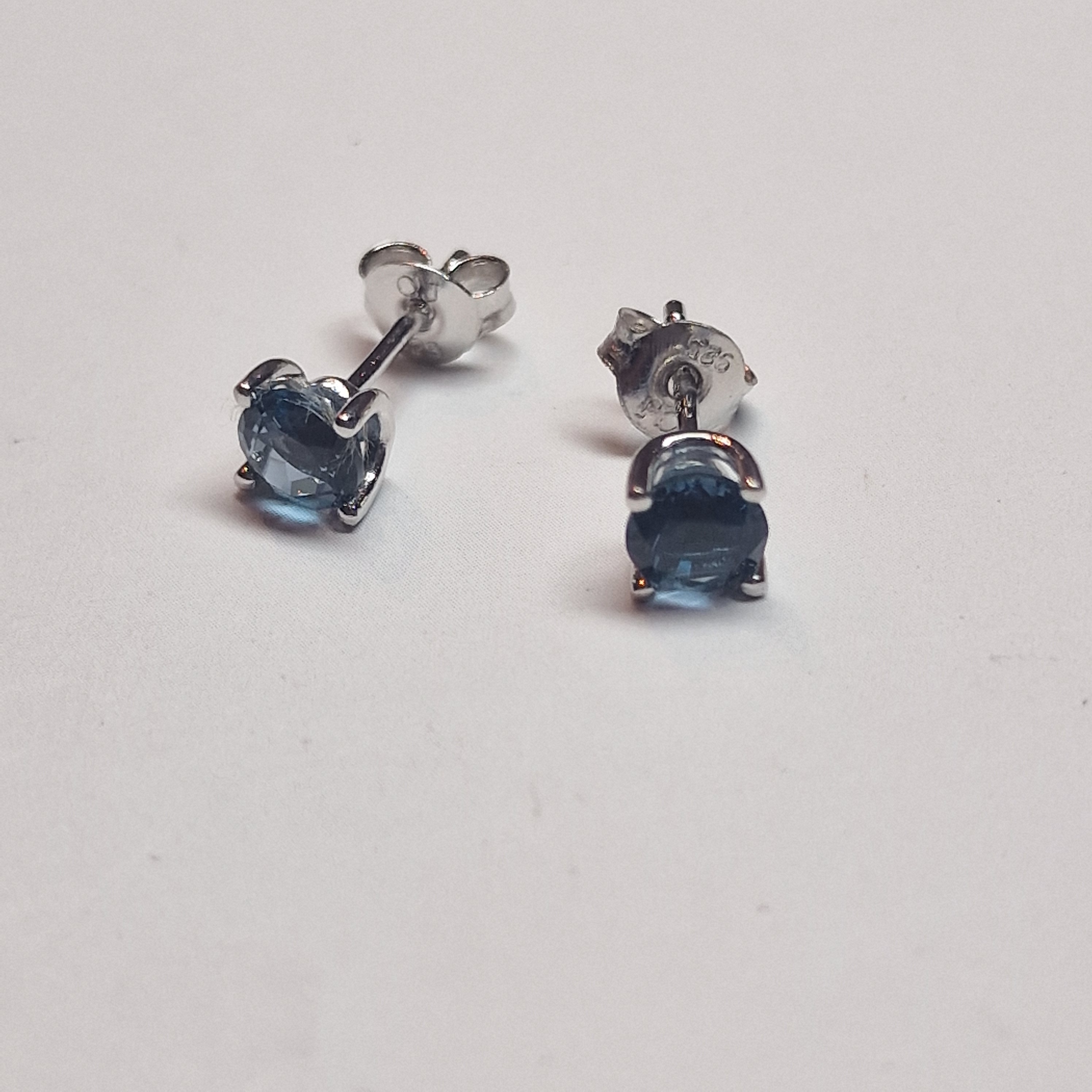 zilveren oorknop met 5mm blauwe Topaas(London Blue)