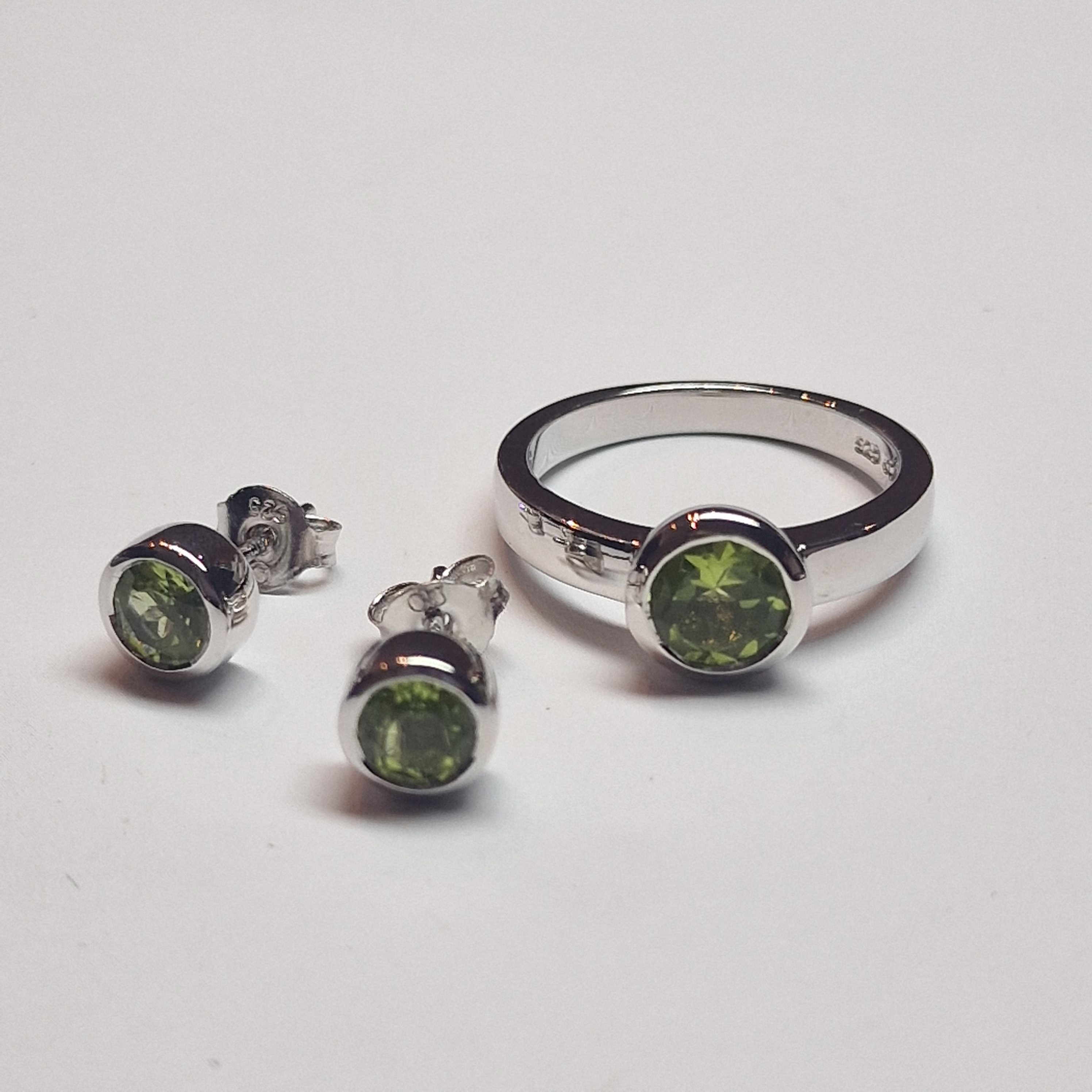 zilveren ring met een 6mm ronde Peridoot in een kastzetting