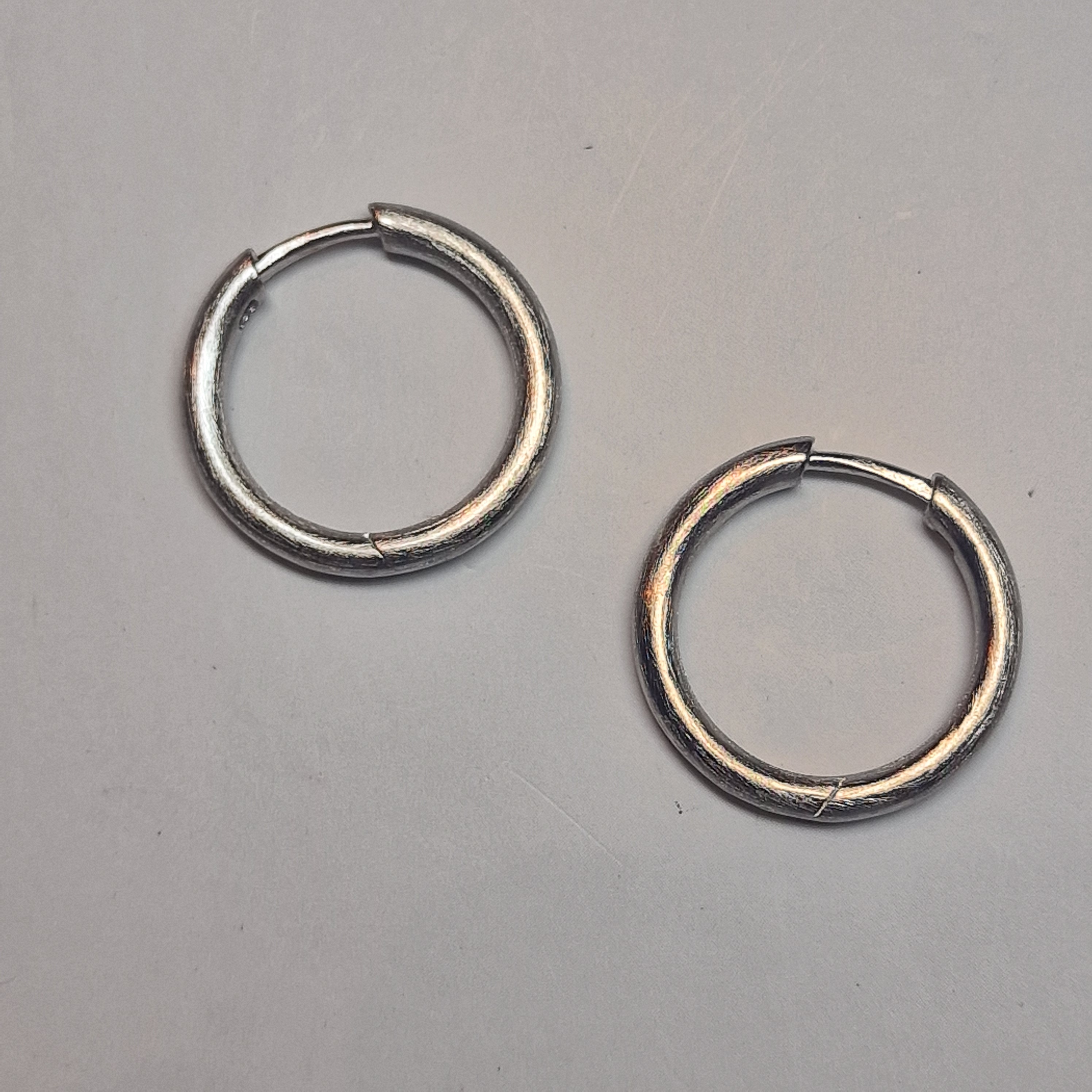 zilveren creolen 21 x 2,5 mm , gematteerd zilver