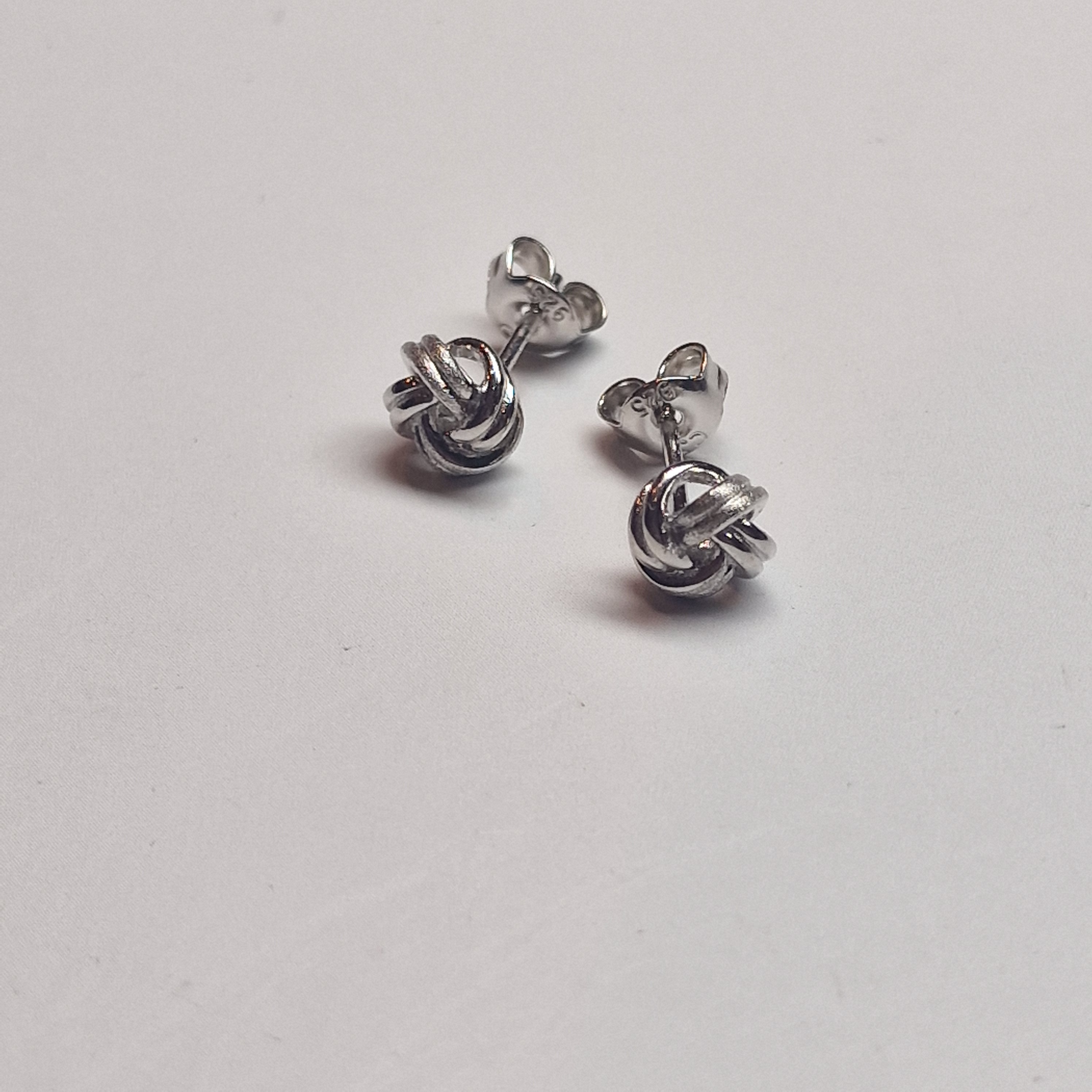 zilveren oorknop knoop, deels gematteerd