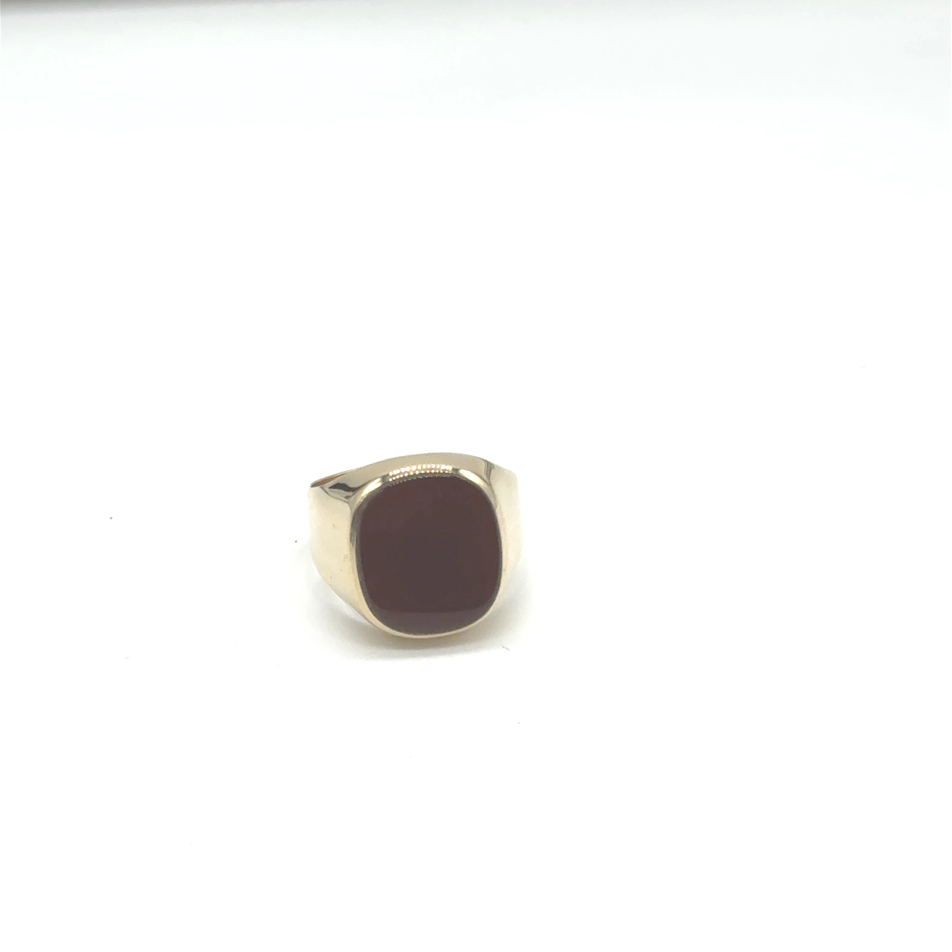 Deze stijlvolle gouden heren zegelring, modelnummer SJR2, is voorzien van een onyx steen en is deel van de "Rijk" collectie. Gemaakt van 14-karaats goud en glanzend afgewerkt. Met een gewicht van 5.7 gram en maat 68, is hij perfect voor formele gelegenheden of als verfijnd modeaccent. Draag hem aan uw ringvinger voor een klassieke uitstraling.