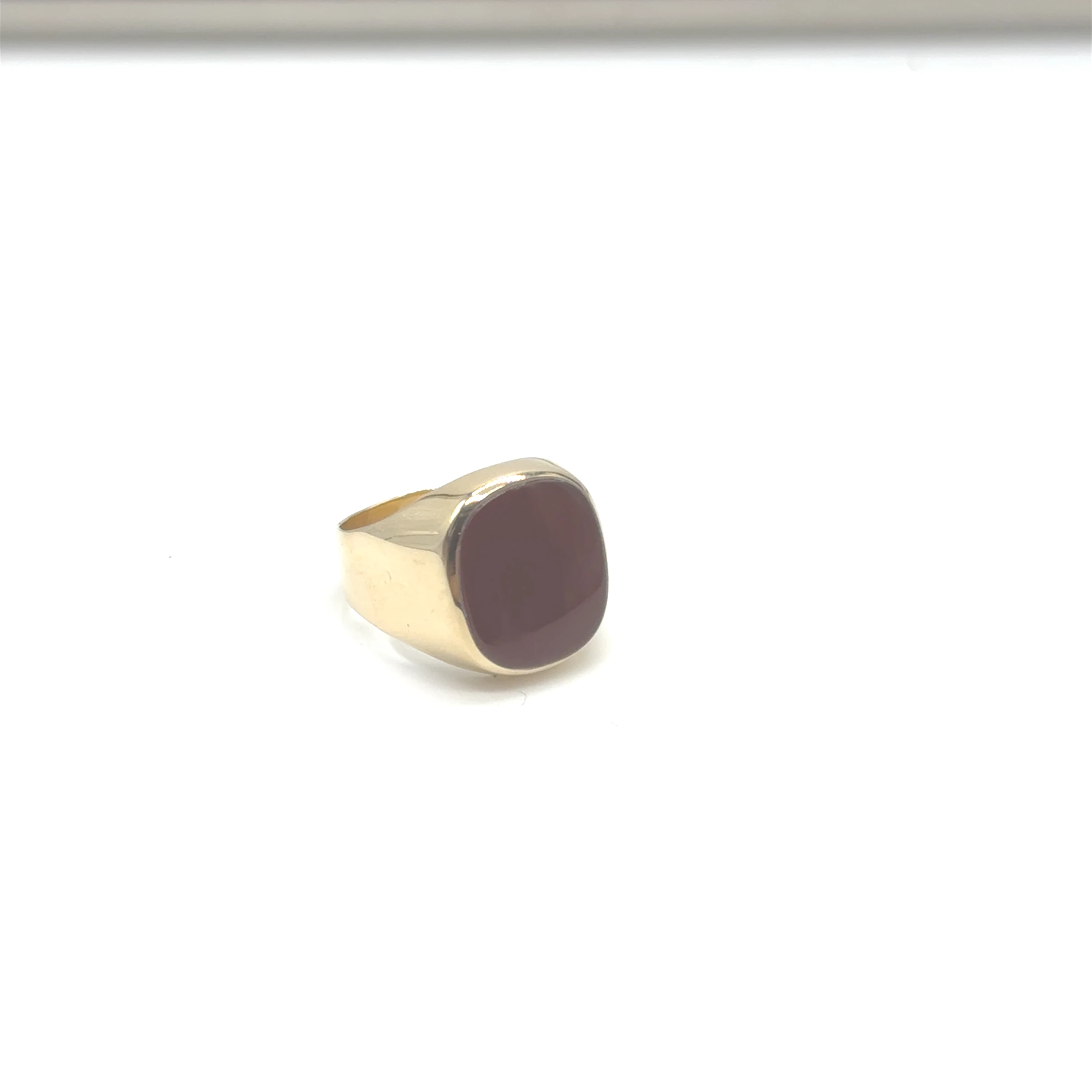 De gouden zegelring met een rode steen, modelnummer SJR3, is een stijlvolle aanvulling voor elke collectie. Gemaakt van 14-karaats goud, weegt hij 6,7 gram en heeft een glanzende afwerking. Draag deze ring, maat 60, als een opvallend statement stuk op je ringvinger of pink voor een klassieke en elegante look. Ideaal voor elke gelegenheid.