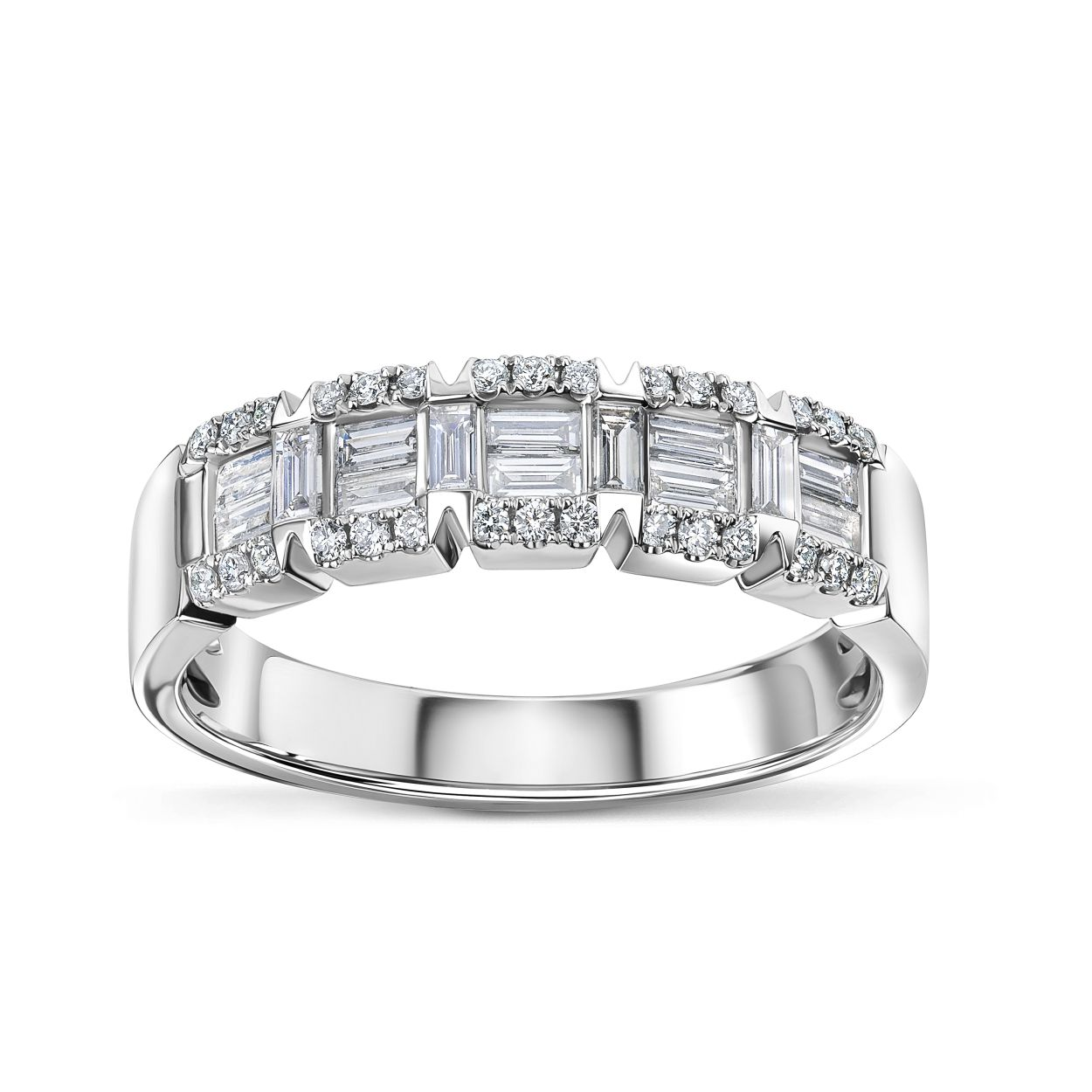 Tragen Sie diesen zeitlosen ausgefallenen 585/- Wei&szlig;glod Brillant Ring zu besonderen Anl&auml;ssen oder um Ihrem Alltagslook einen Hauch von Glamour zu verleihen. Er hat 30 Brillanten und 14 Diamanten im Baguette Schliff. Kombinieren Sie ihn mit passenden Diamantohrsteckern oder einem Armband f&uuml;r einen harmonischen und stilvollen Auftritt.
