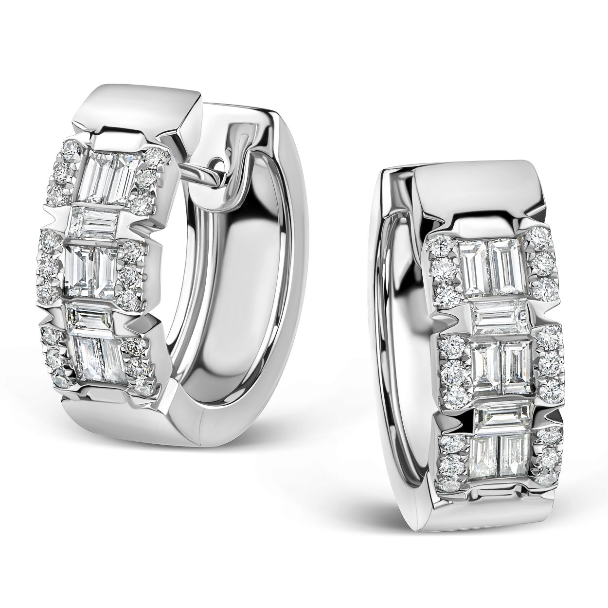 Diese 585/-Wei&szlig;gold Creolen-Ohrringe, die mit 36 Brillanten und 16 Diamanten besetzt, verleihen jedem Outfit einen Hauch von Eleganz.Tragen Sie sie zu formellen Anl&auml;ssen oder als funkelndes Highlight im Alltag. Kombinieren Sie diese Ohrringe mit dem passendem Ring.Perfekt f&uuml;r jeden Anlass!
