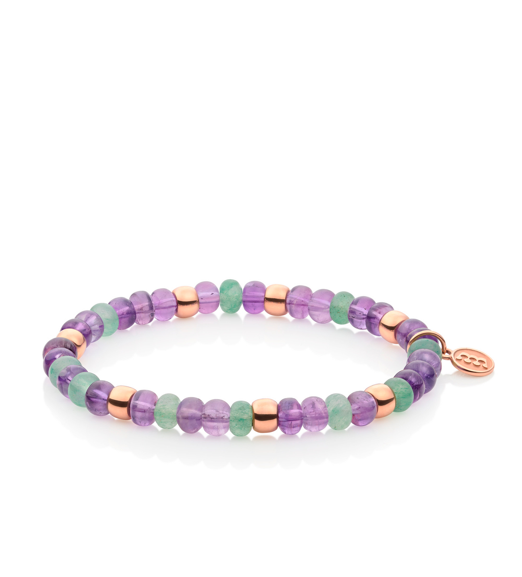 De Bron Reflex Armband 8AR3985MIX35 combineert aventurijn en amethist tot een frisse, stijlvolle kleurenmelange die prachtig harmonieert met het 18 karaat roségoud. De zachte groene en paarse tinten geven de armband een speelse, natuurlijke uitstraling, terwijl het flexibele ontwerp zorgt voor comfortabel dagelijks draaggemak. Een moderne, elegante toevoeging aan elke Bron-combinatie.