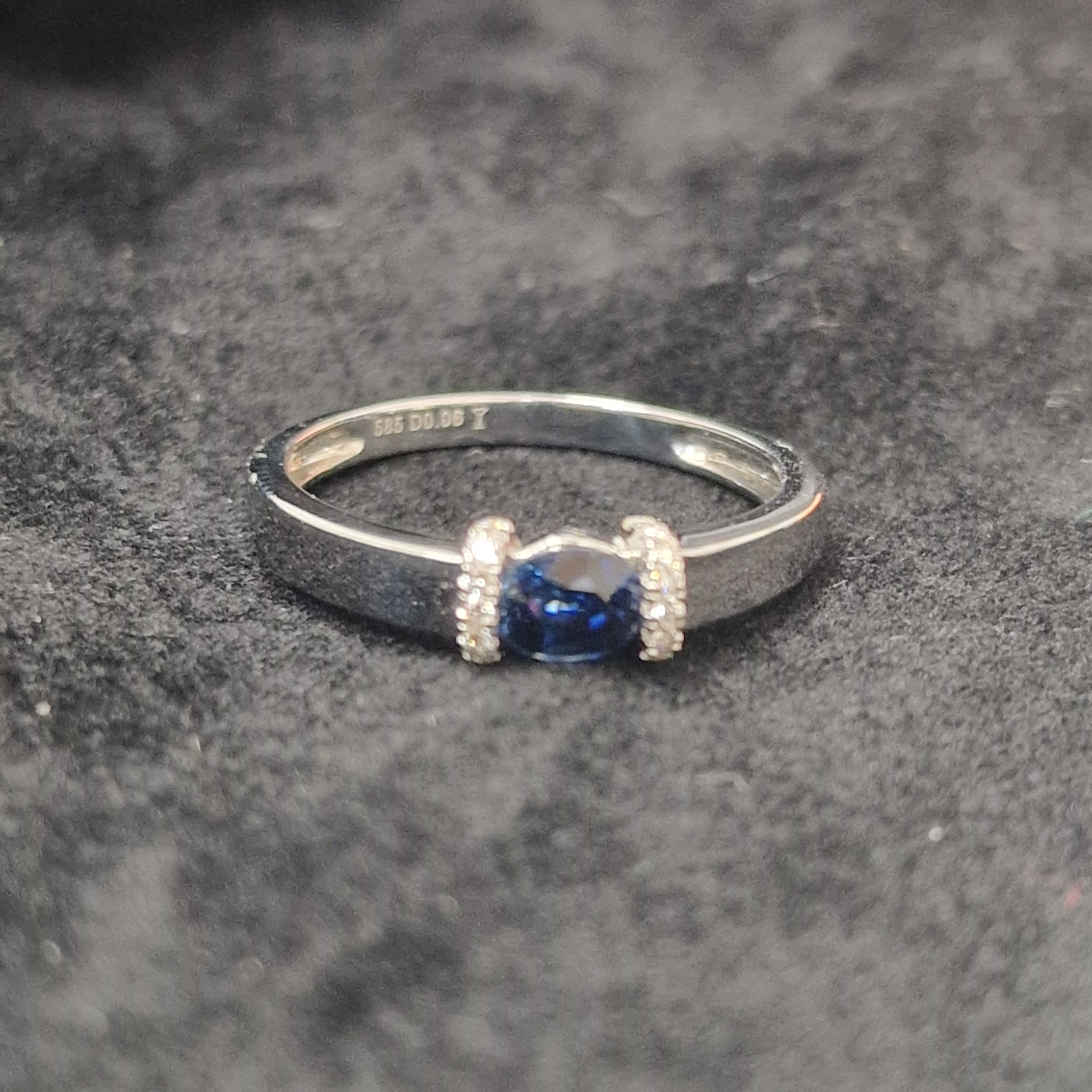 14k witgouden ring met ovale saffier en diamant